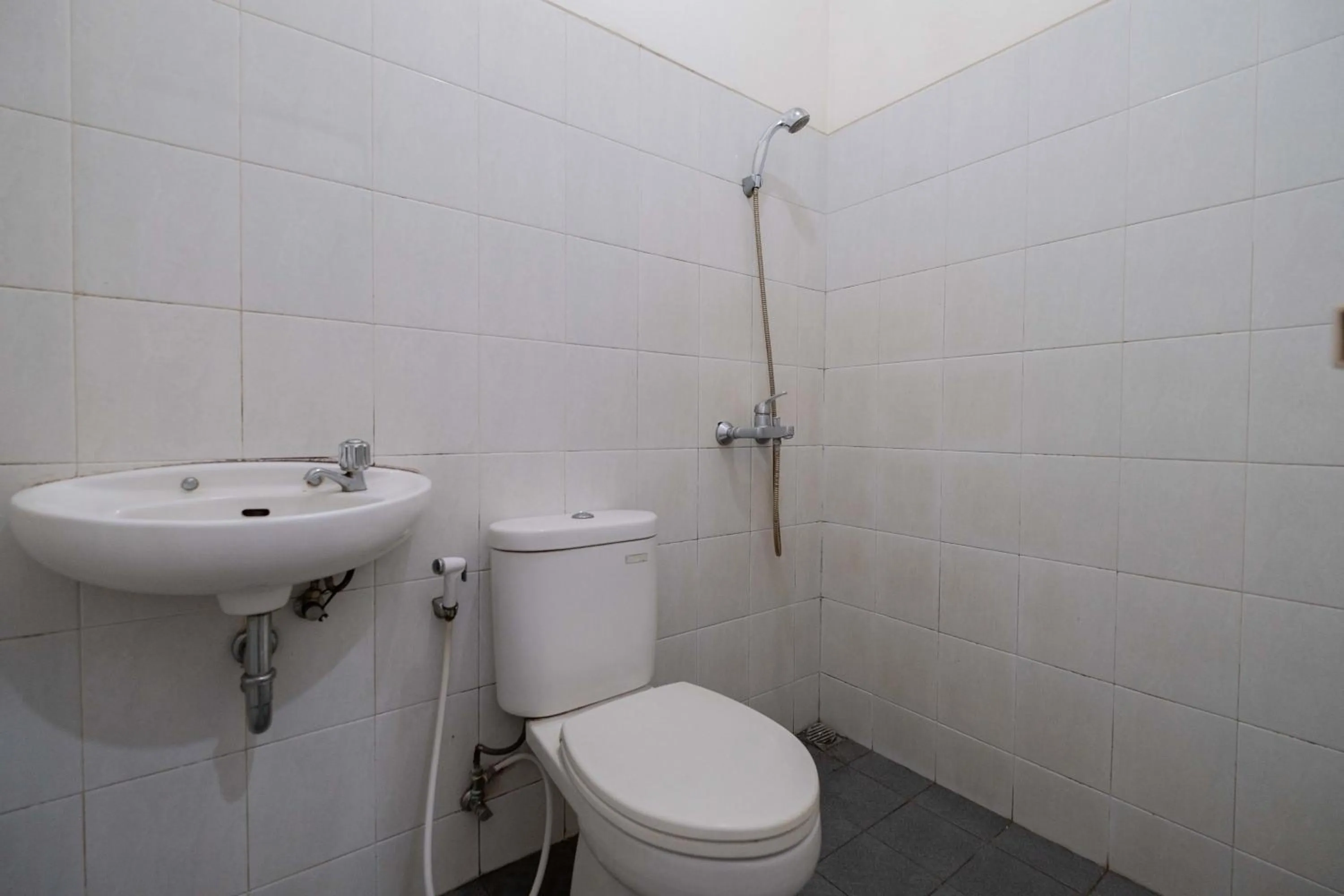 Bathroom in Urbanview Hotel Stariez Karawaci Tangerang by RedDoorz