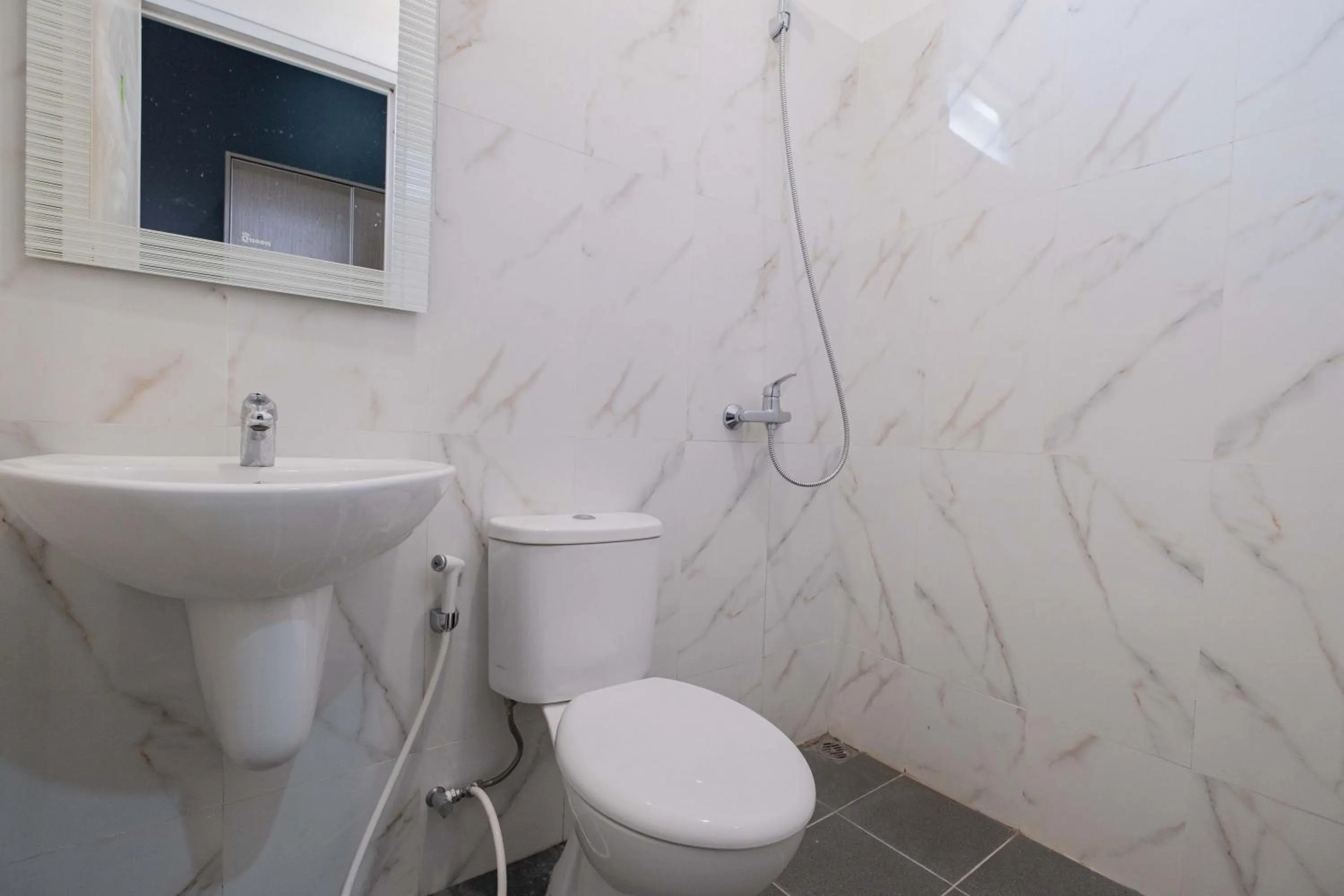 Bathroom in Urbanview Hotel Stariez Karawaci Tangerang by RedDoorz