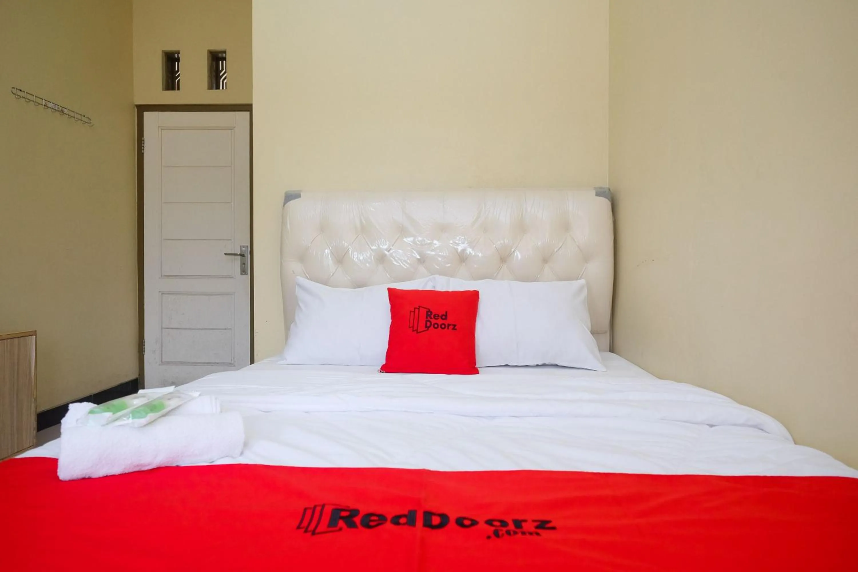 Bedroom, Bed in RedDoorz Syariah near Taman Rekreasi Kalianget Wonosobo