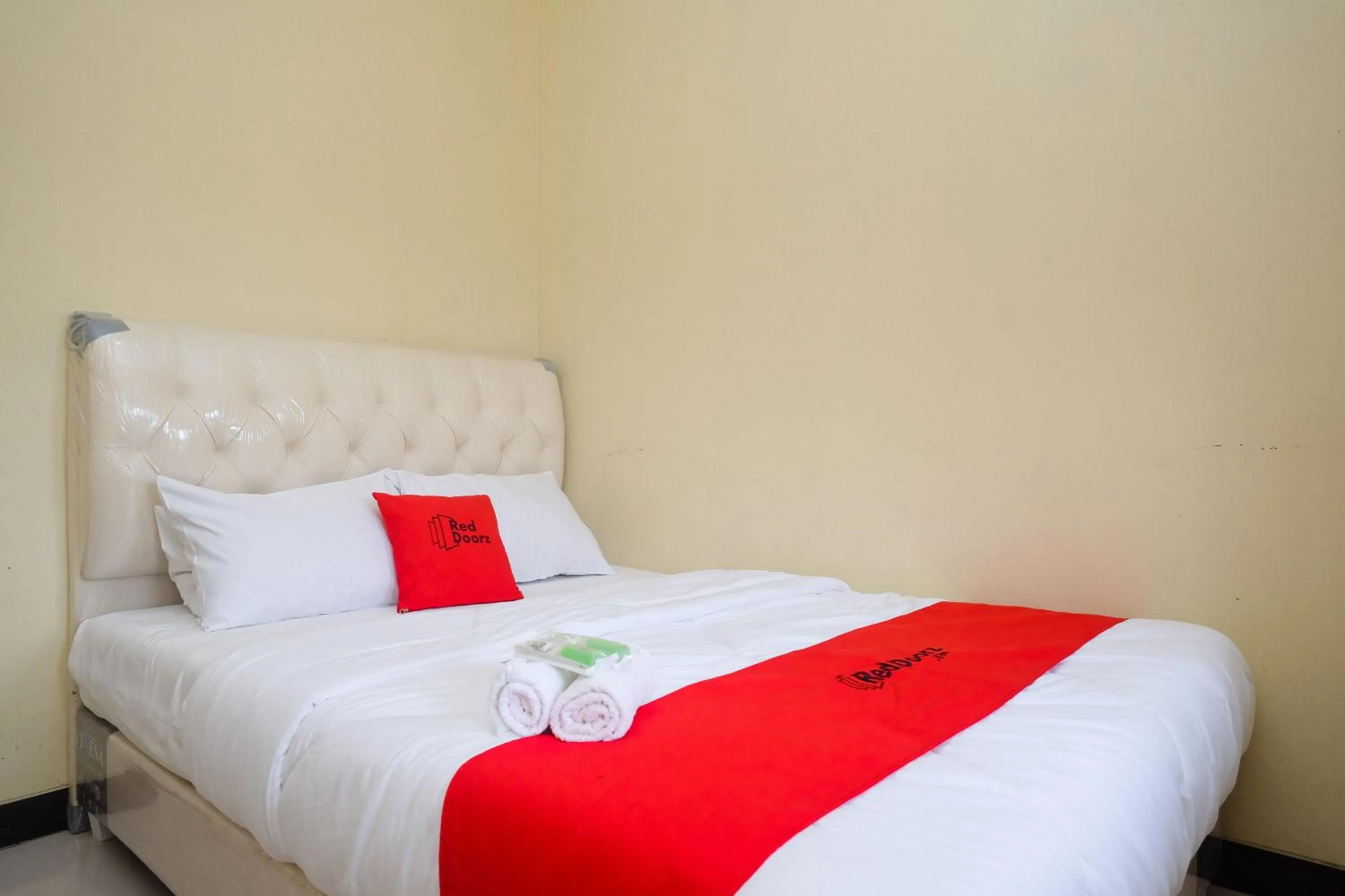 Bedroom, Bed in RedDoorz Syariah near Taman Rekreasi Kalianget Wonosobo