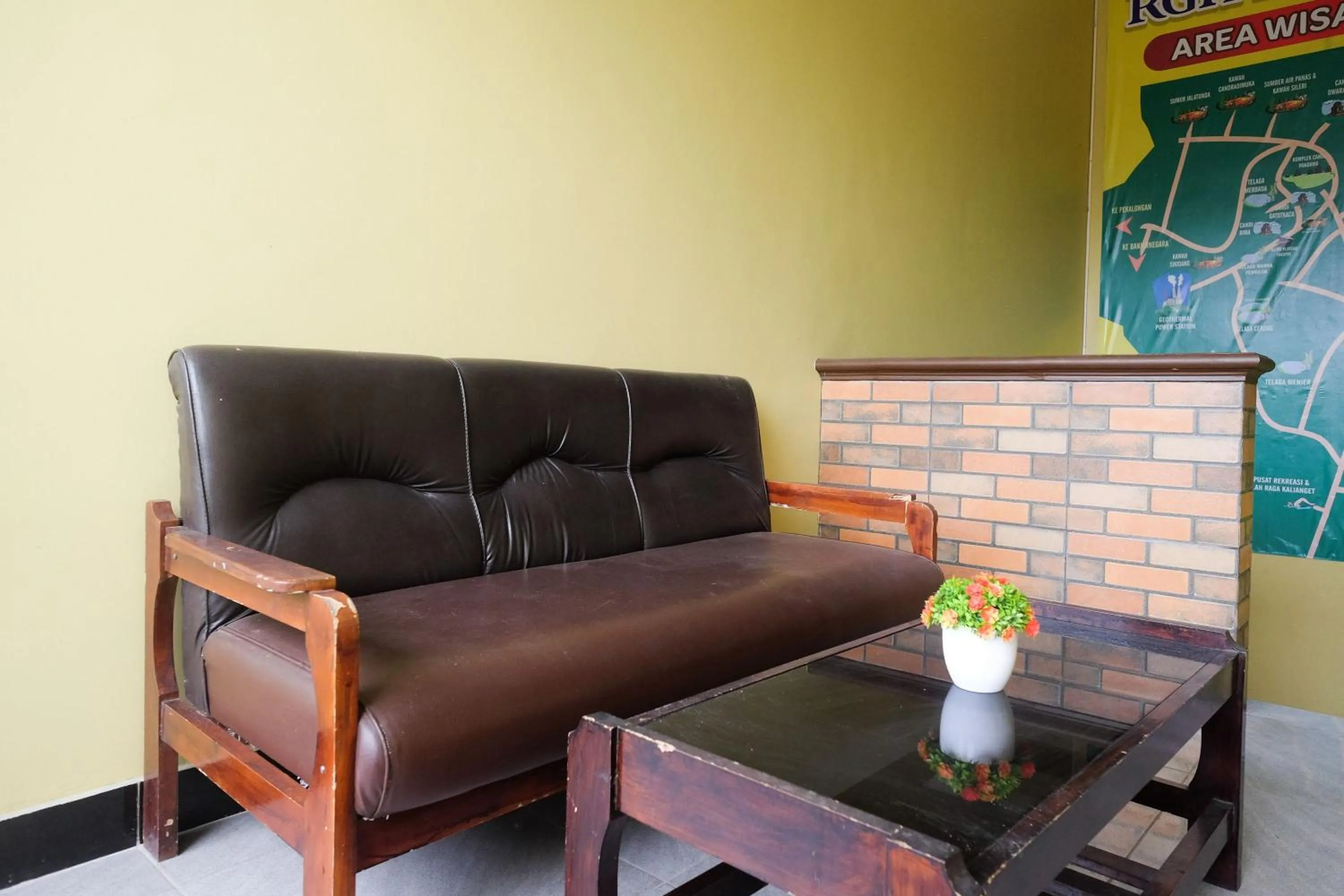 Living room in RedDoorz Syariah near Taman Rekreasi Kalianget Wonosobo