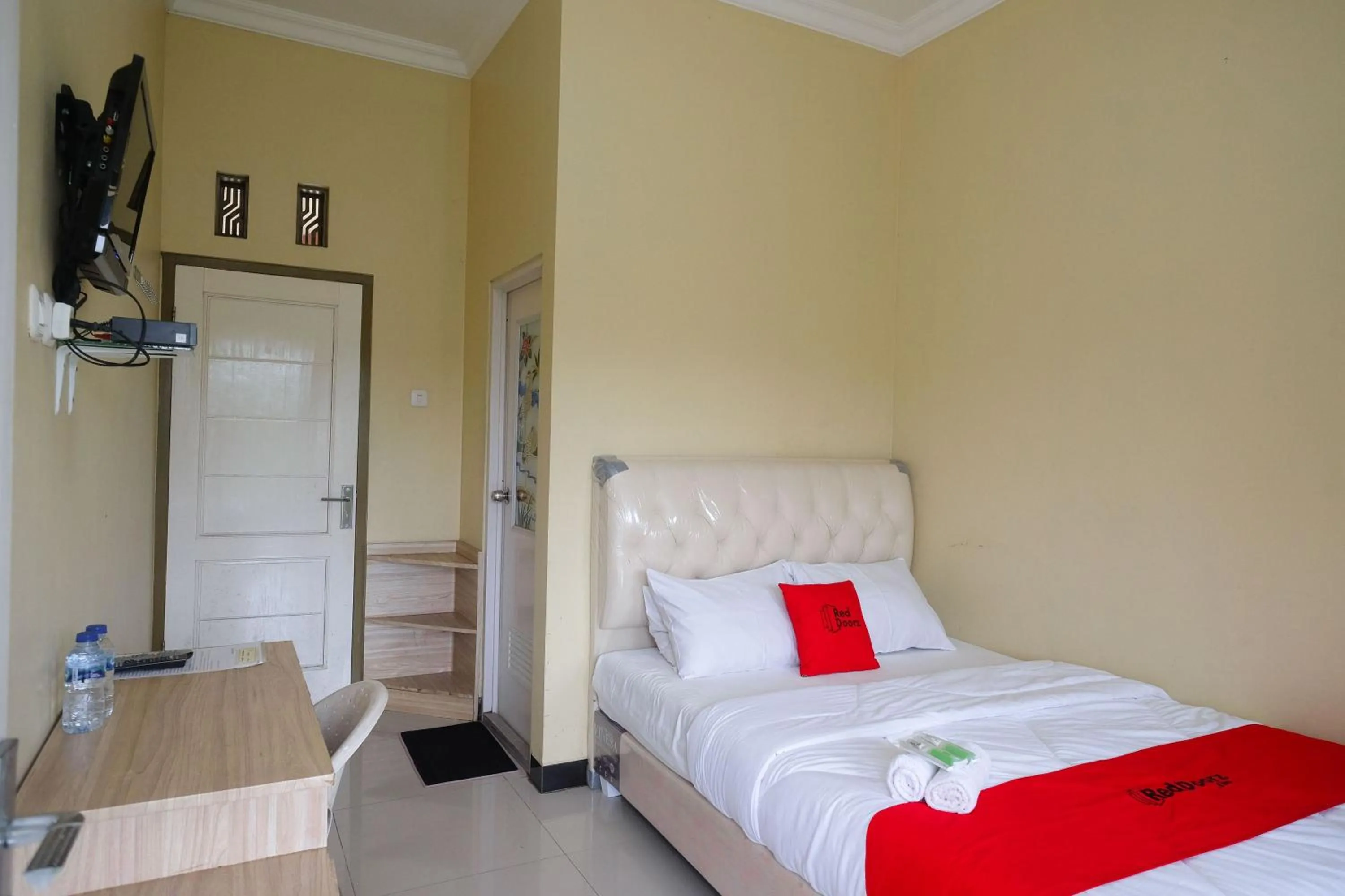 Bedroom, Bed in RedDoorz Syariah near Taman Rekreasi Kalianget Wonosobo
