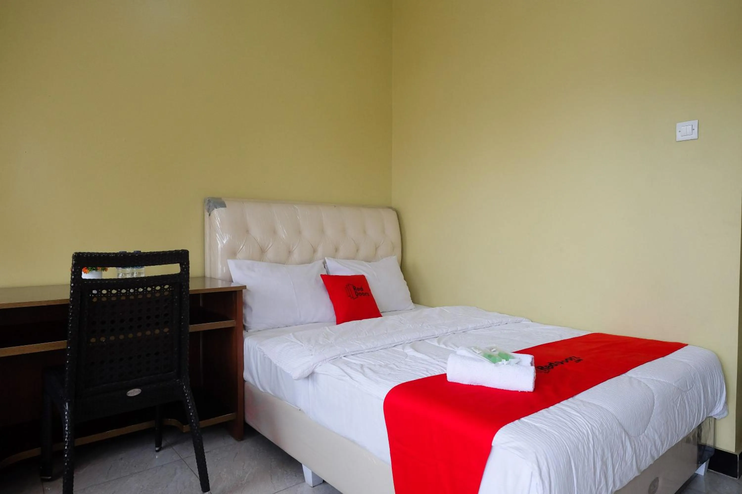 Bedroom, Bed in RedDoorz Syariah near Taman Rekreasi Kalianget Wonosobo