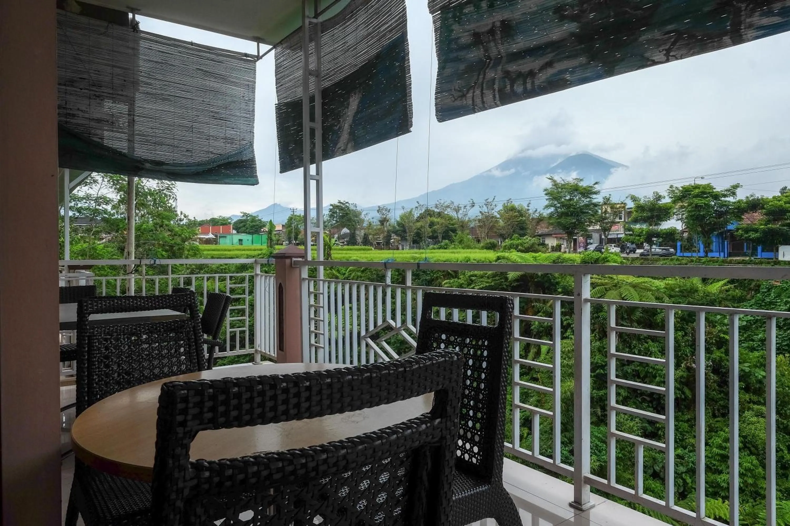 Balcony/Terrace in RedDoorz Syariah near Taman Rekreasi Kalianget Wonosobo