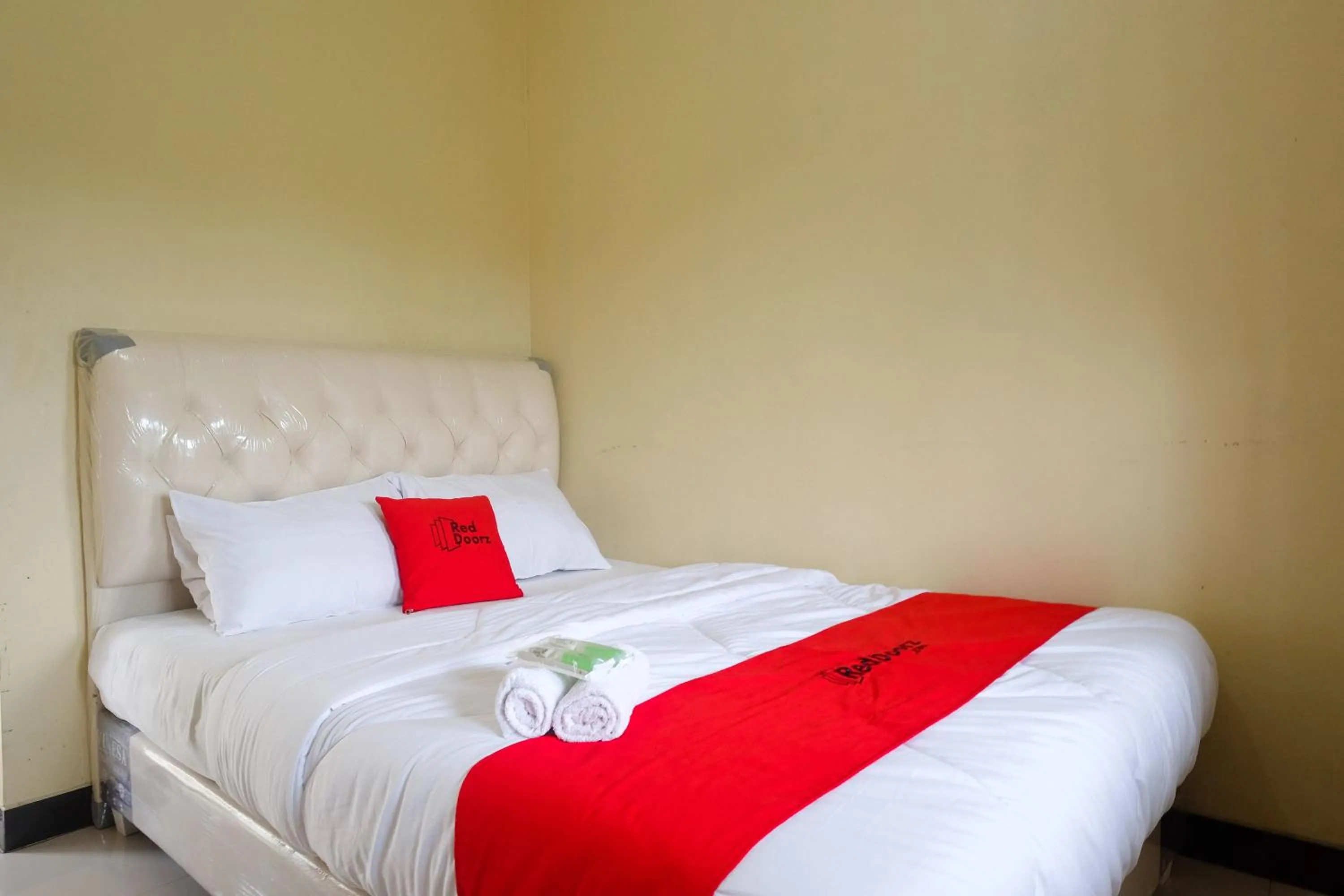 Bedroom, Bed in RedDoorz Syariah near Taman Rekreasi Kalianget Wonosobo