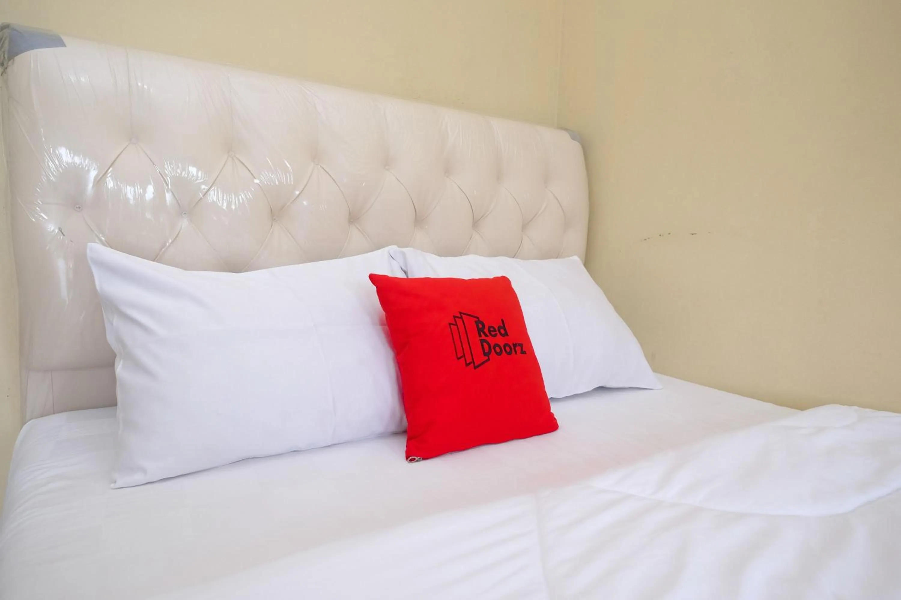 Bedroom, Bed in RedDoorz Syariah near Taman Rekreasi Kalianget Wonosobo