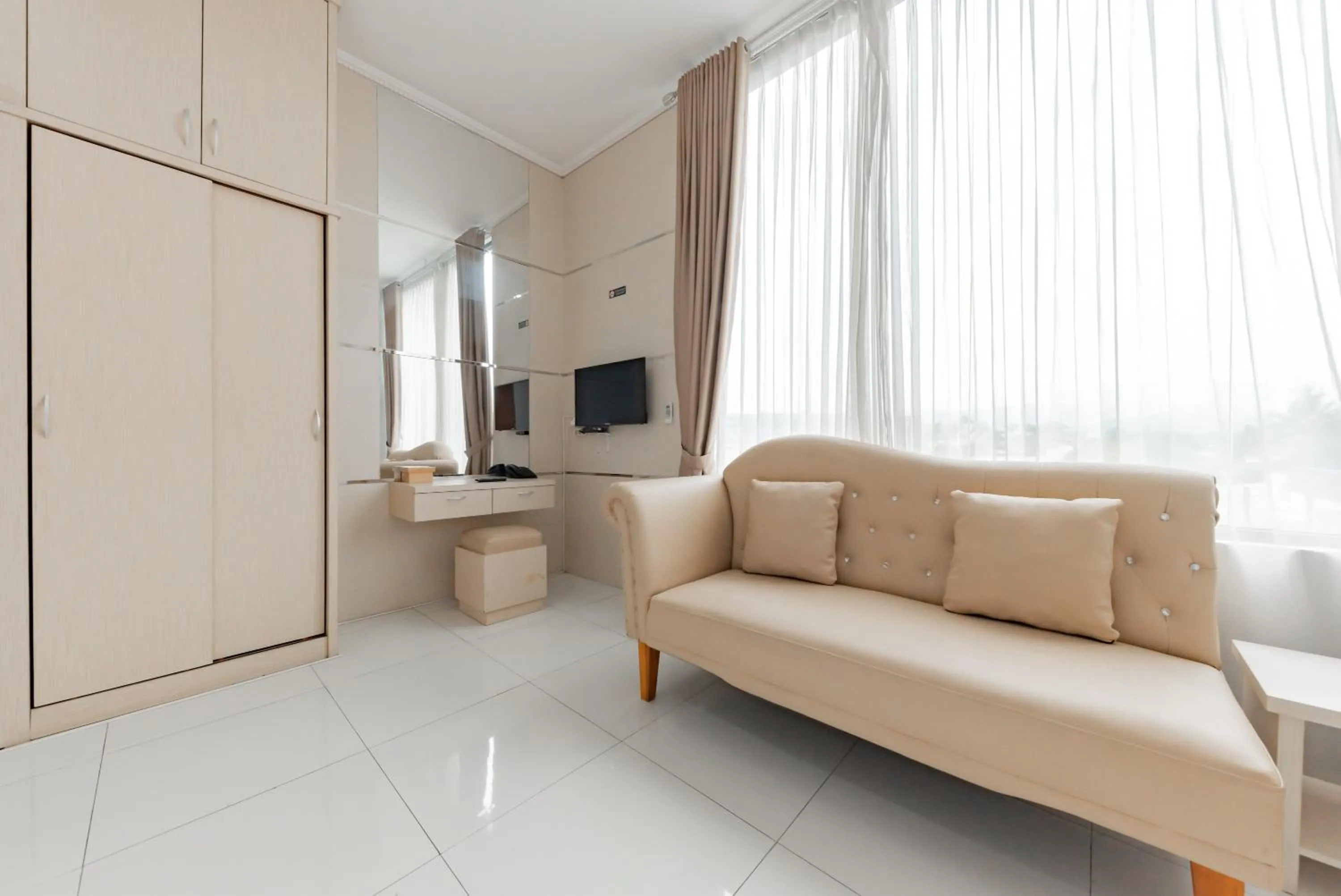 Seating area in RedDoorz at Kandaga 80 near Stadium Arcamanik