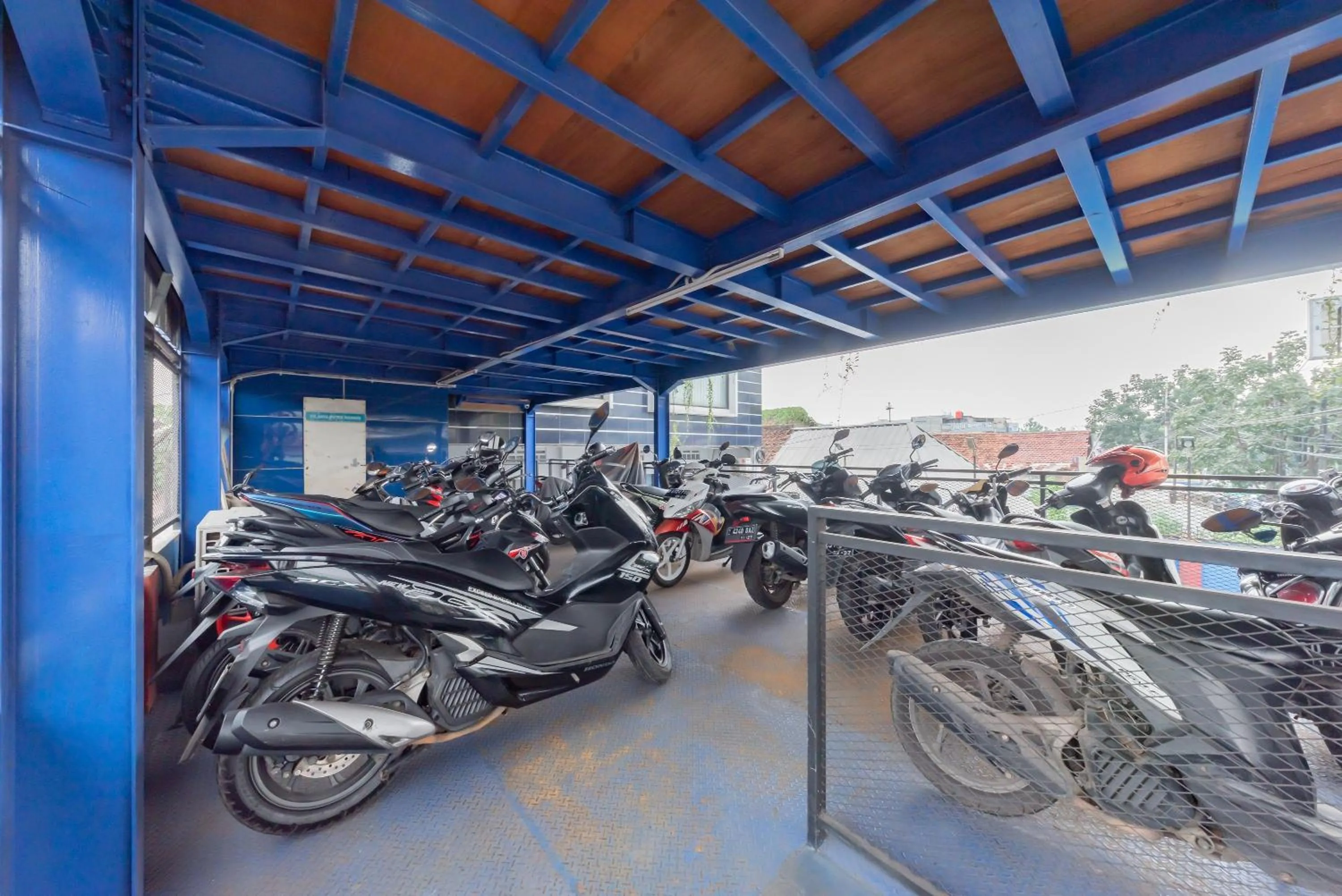 Parking in RedDoorz at Kandaga 80 near Stadium Arcamanik