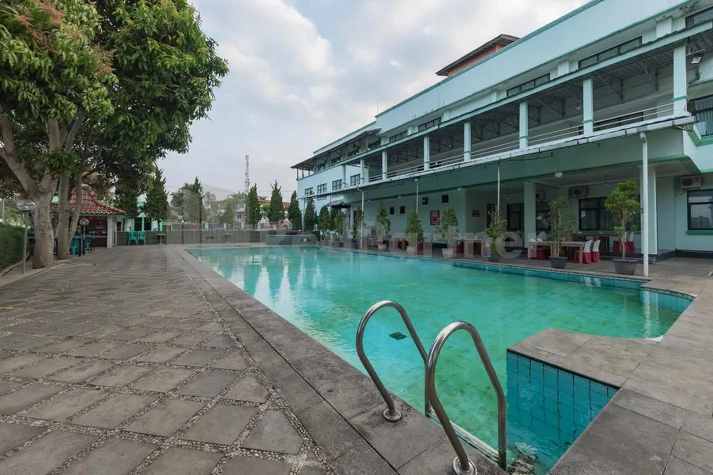 Swimming pool in Hotel Ayong Linggarjati Kuningan Mitra RedDoorz