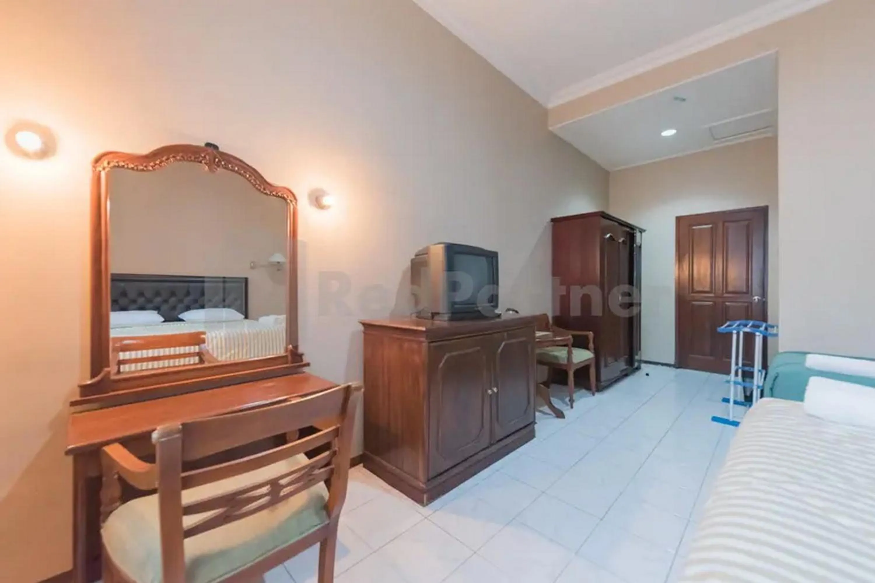 TV and multimedia, Bed in Hotel Ayong Linggarjati Kuningan Mitra RedDoorz