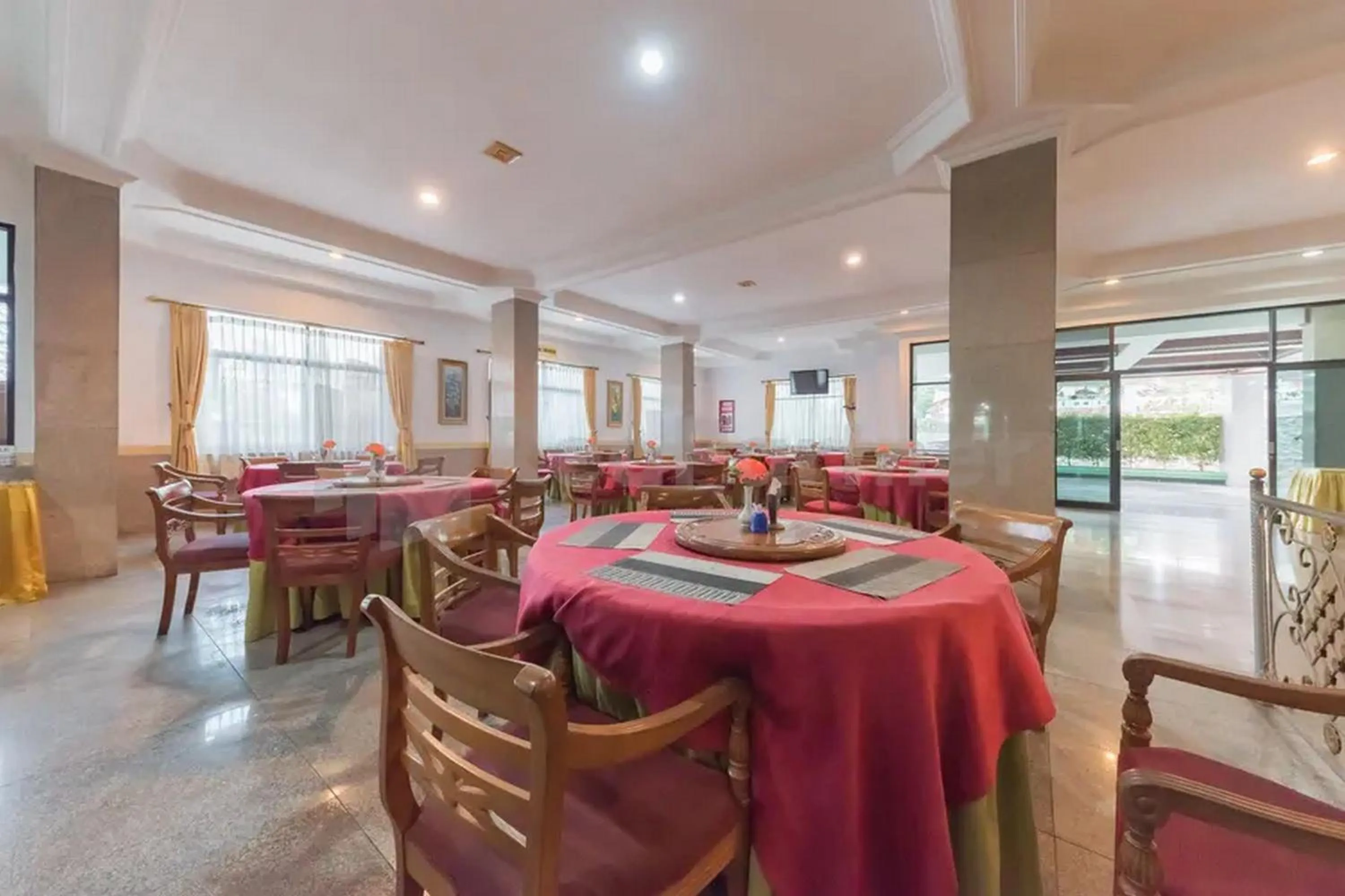Restaurant/places to eat in Hotel Ayong Linggarjati Kuningan Mitra RedDoorz