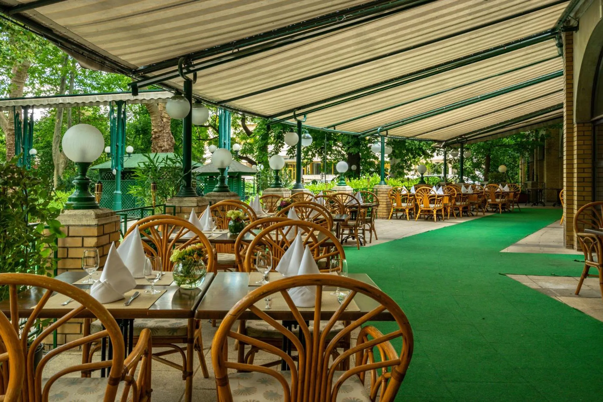 Restaurant/places to eat in Ensana Grand Margaret Island