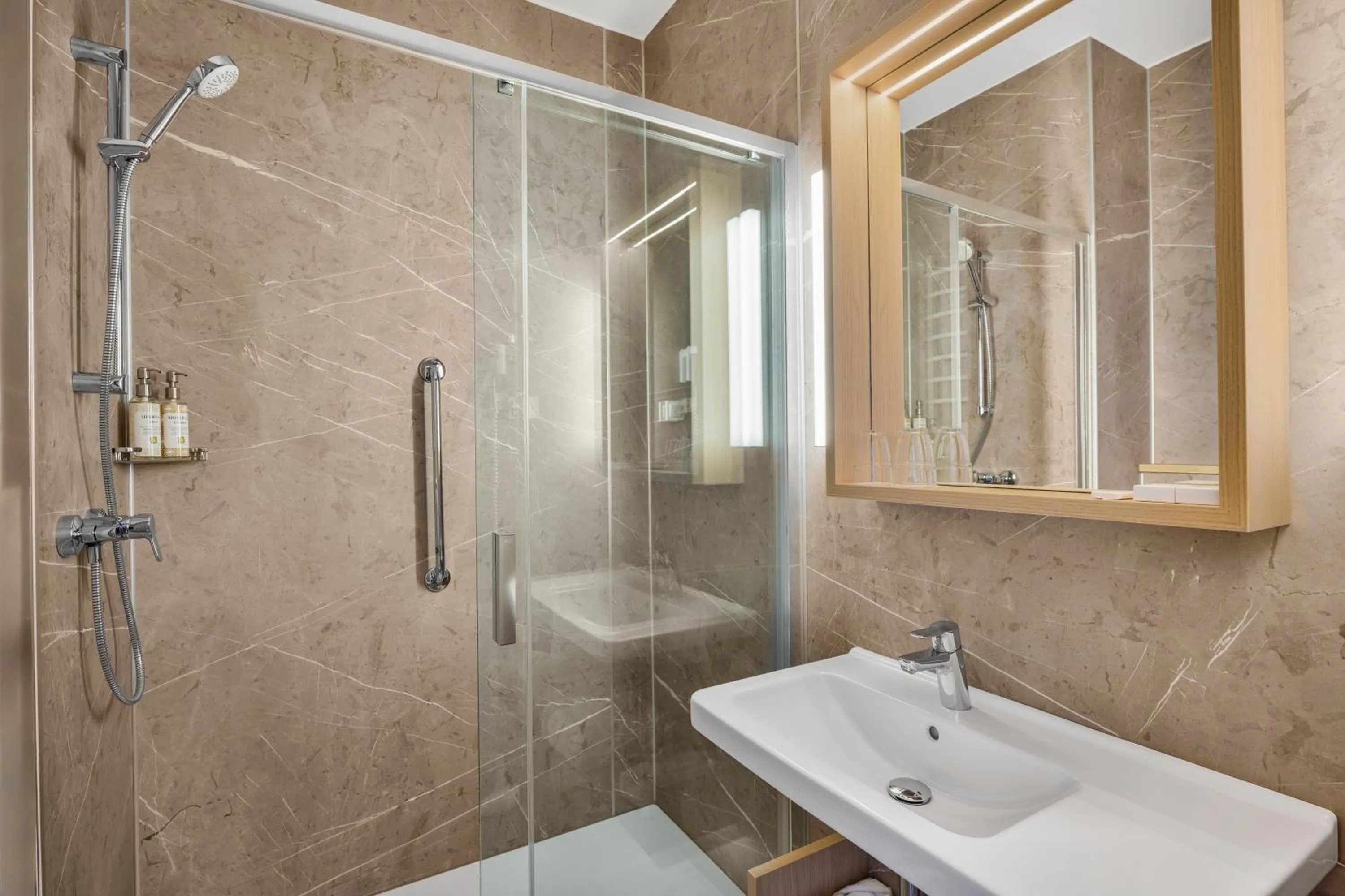 Shower in Danubius Hotel Raba