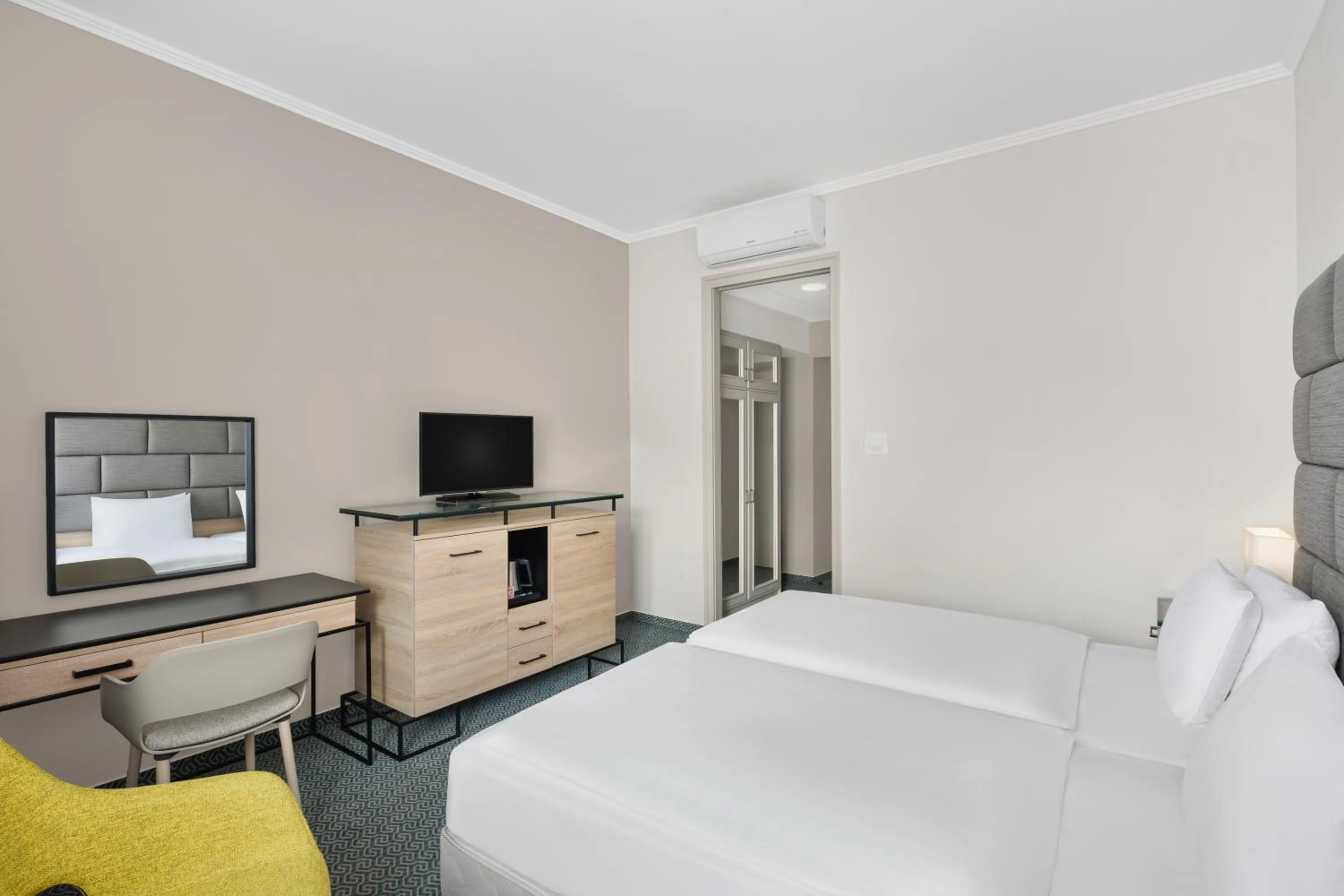 Bedroom, Bed in Danubius Hotel Raba