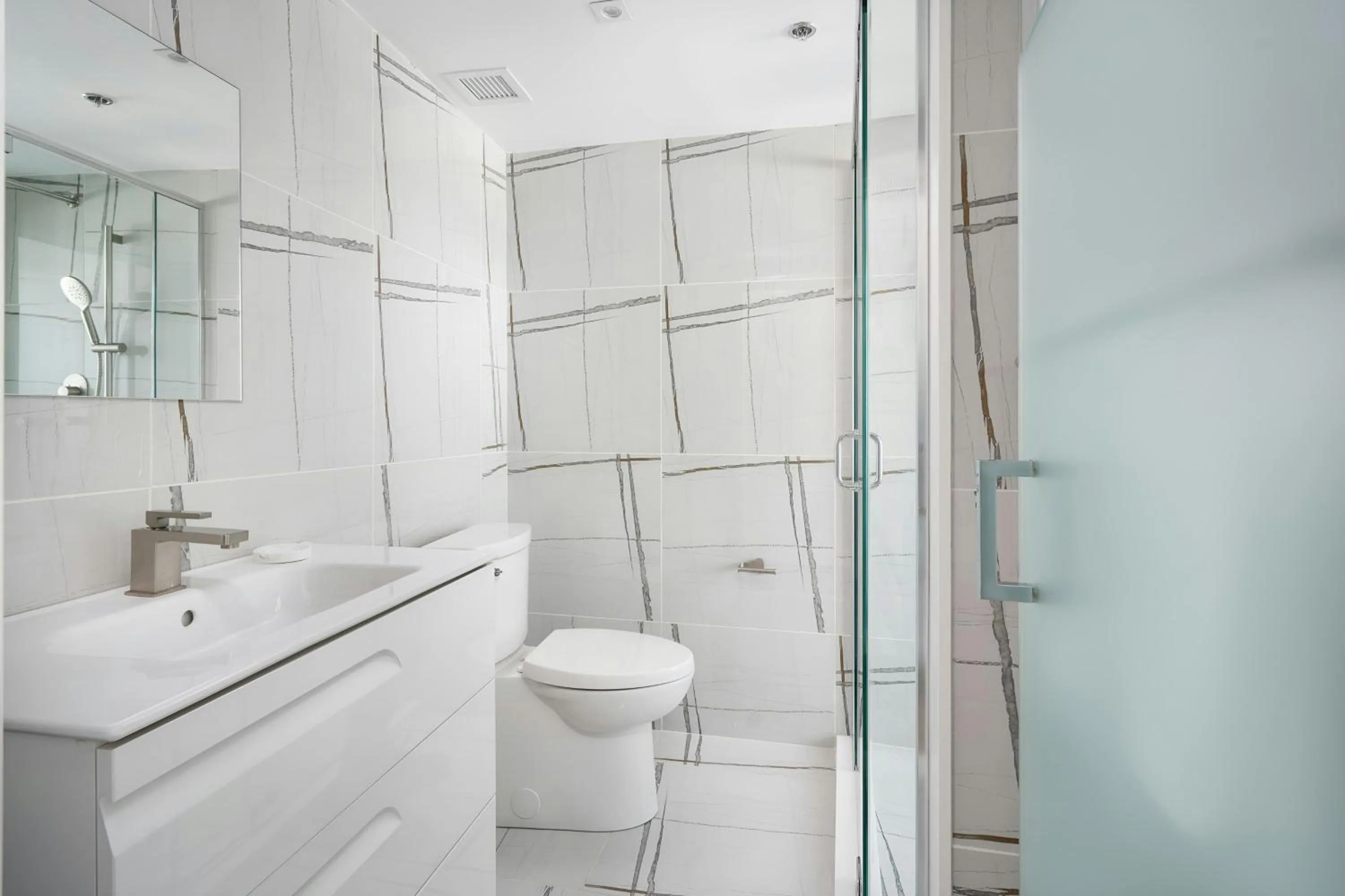 Bathroom in Sonder by Marriott Bonvoy La Galerie