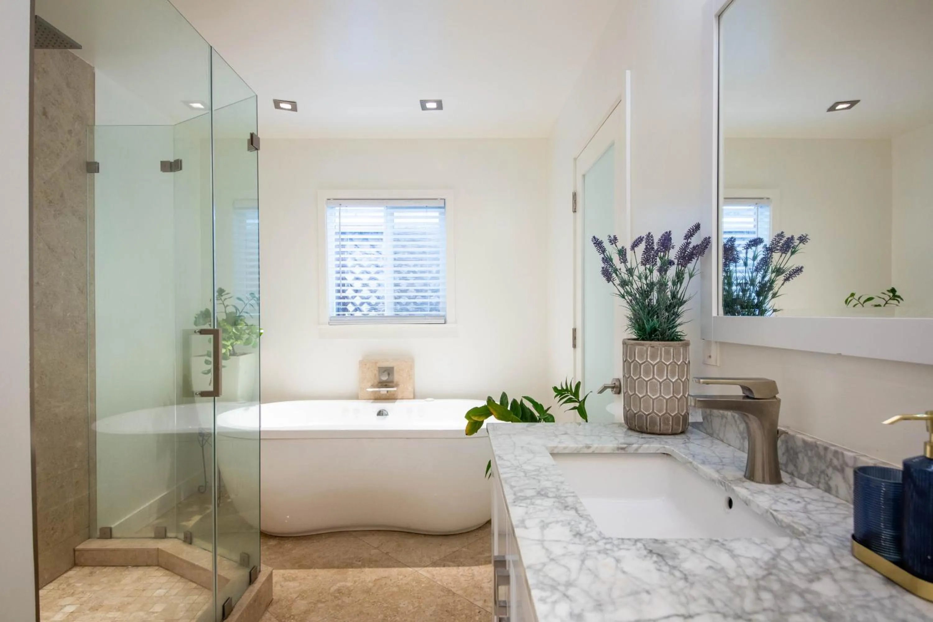 Bath in Overlooking Marina del Rey sailboats, is Green Ginger Playa Del Rey on the bluff,