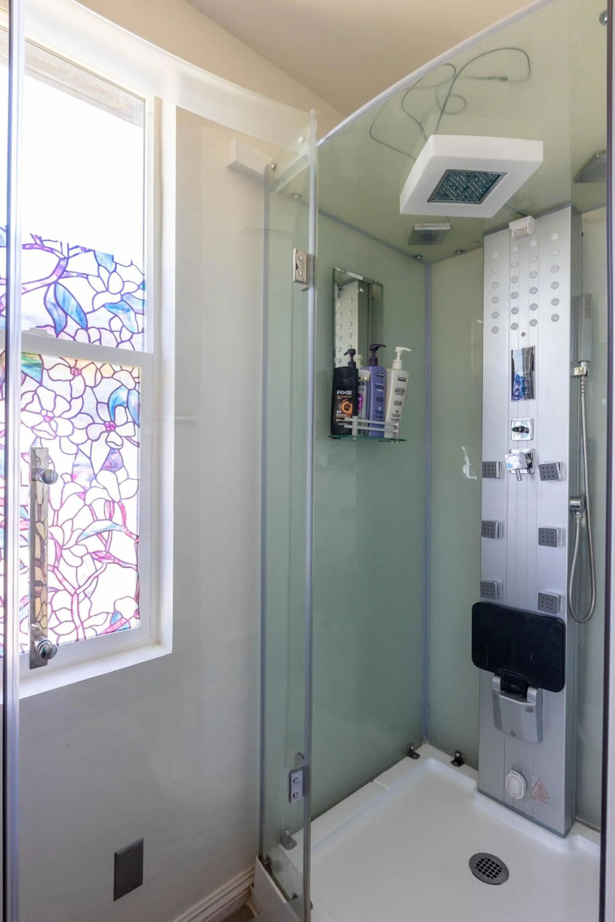 Shower in Overlooking Marina del Rey sailboats, is Green Ginger Playa Del Rey on the bluff,