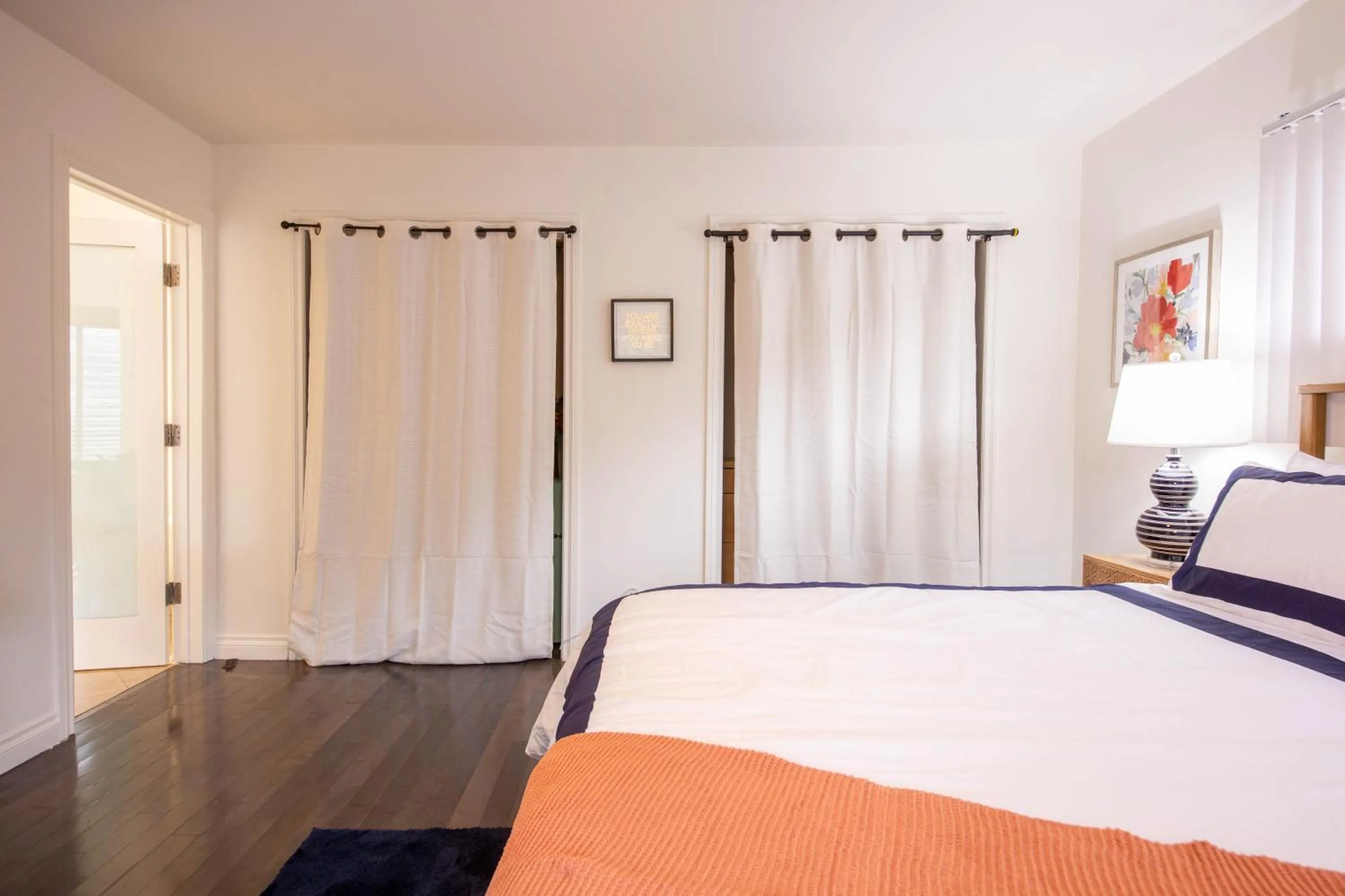 Bed in Overlooking Marina del Rey sailboats, is Green Ginger Playa Del Rey on the bluff,