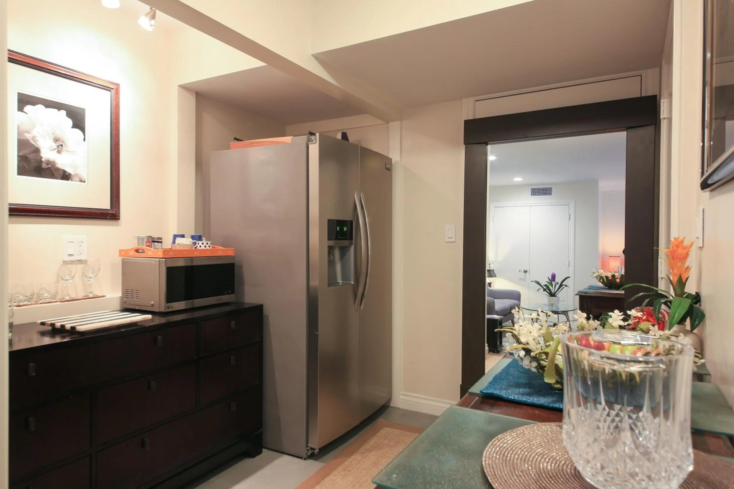 Coffee/tea facilities in Overlooking Marina del Rey sailboats, is Green Ginger Playa Del Rey on the bluff,