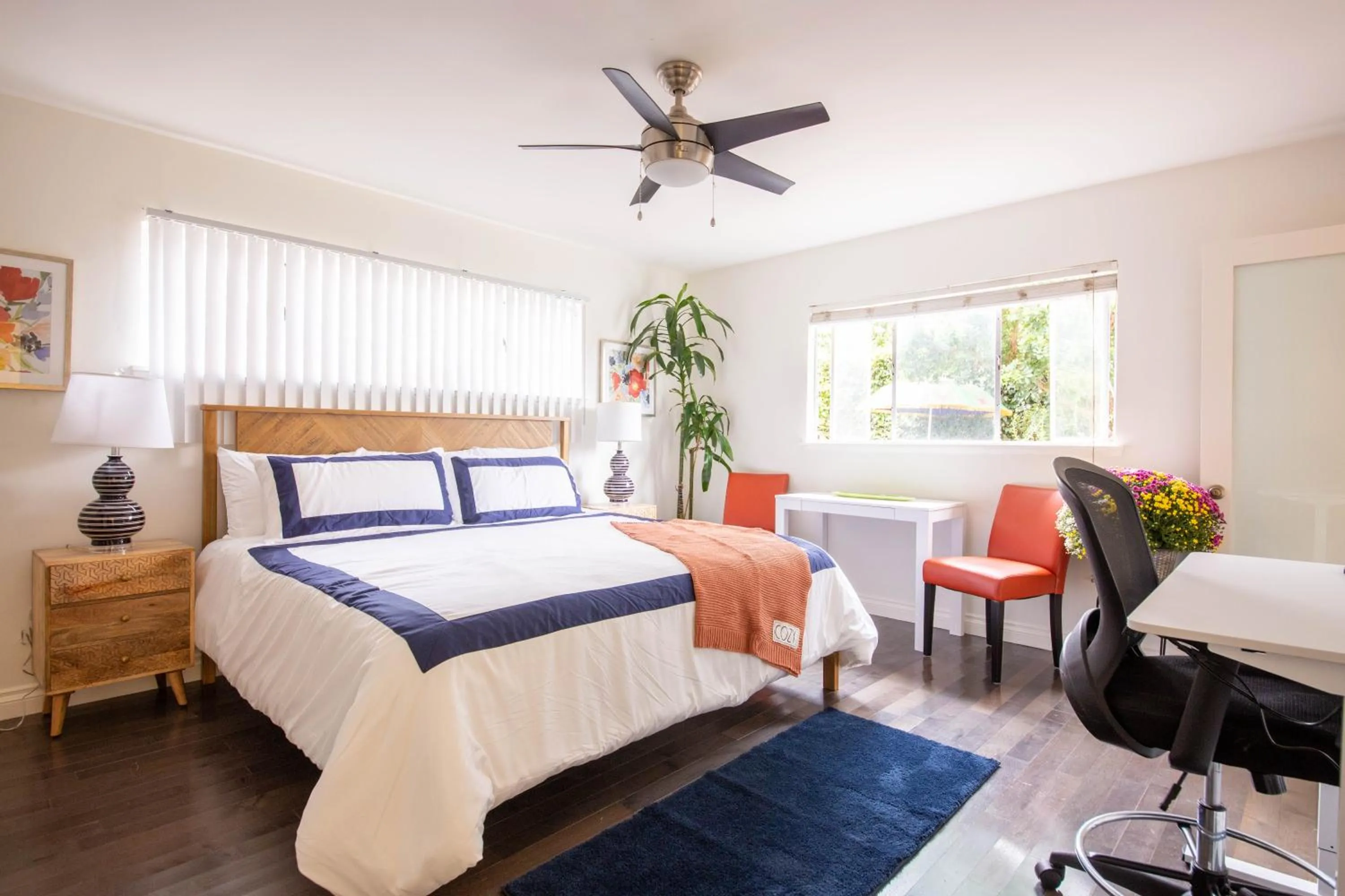 Bed in Overlooking Marina del Rey sailboats, is Green Ginger Playa Del Rey on the bluff,