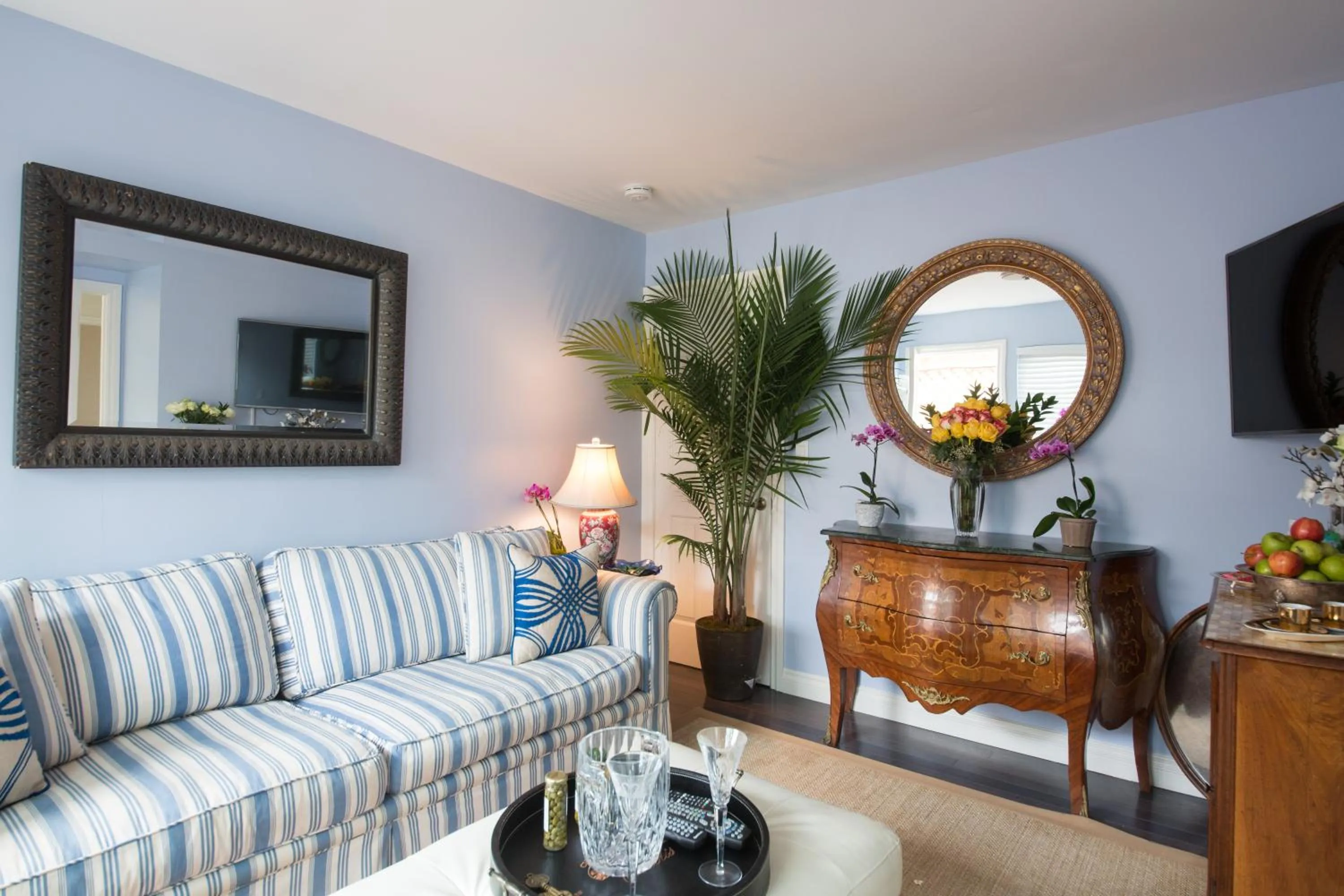 Seating area in Overlooking Marina del Rey sailboats, is Green Ginger Playa Del Rey on the bluff,