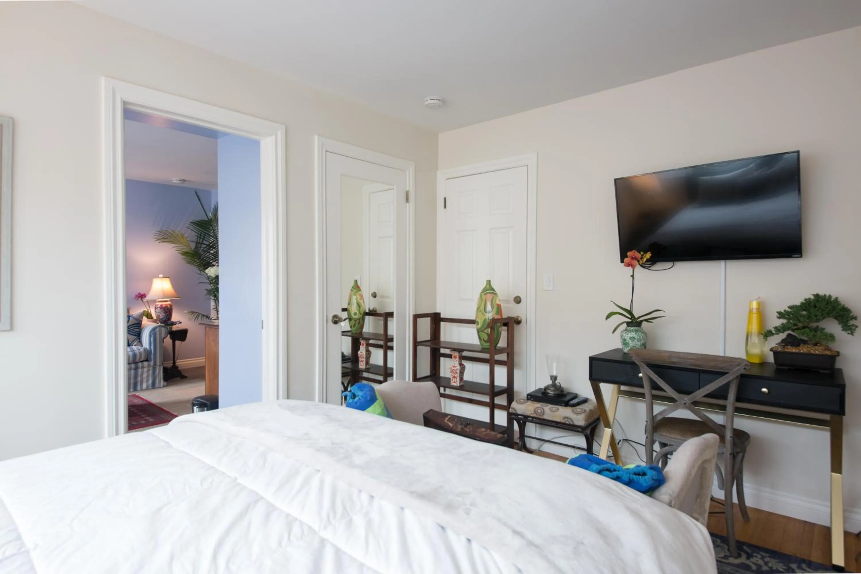 Bed in Overlooking Marina del Rey sailboats, is Green Ginger Playa Del Rey on the bluff,