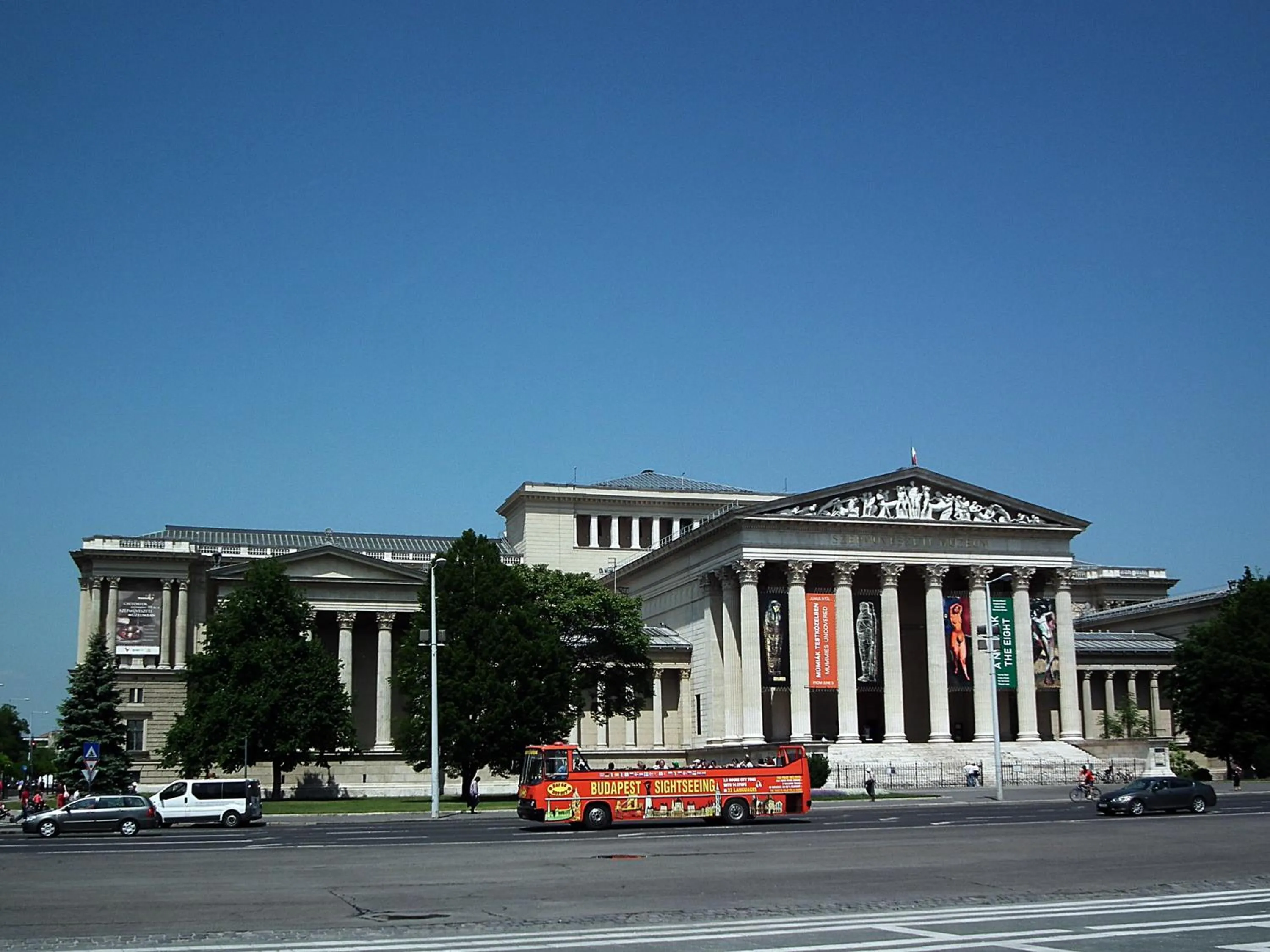 Area and facilities in Benczur Hotel
