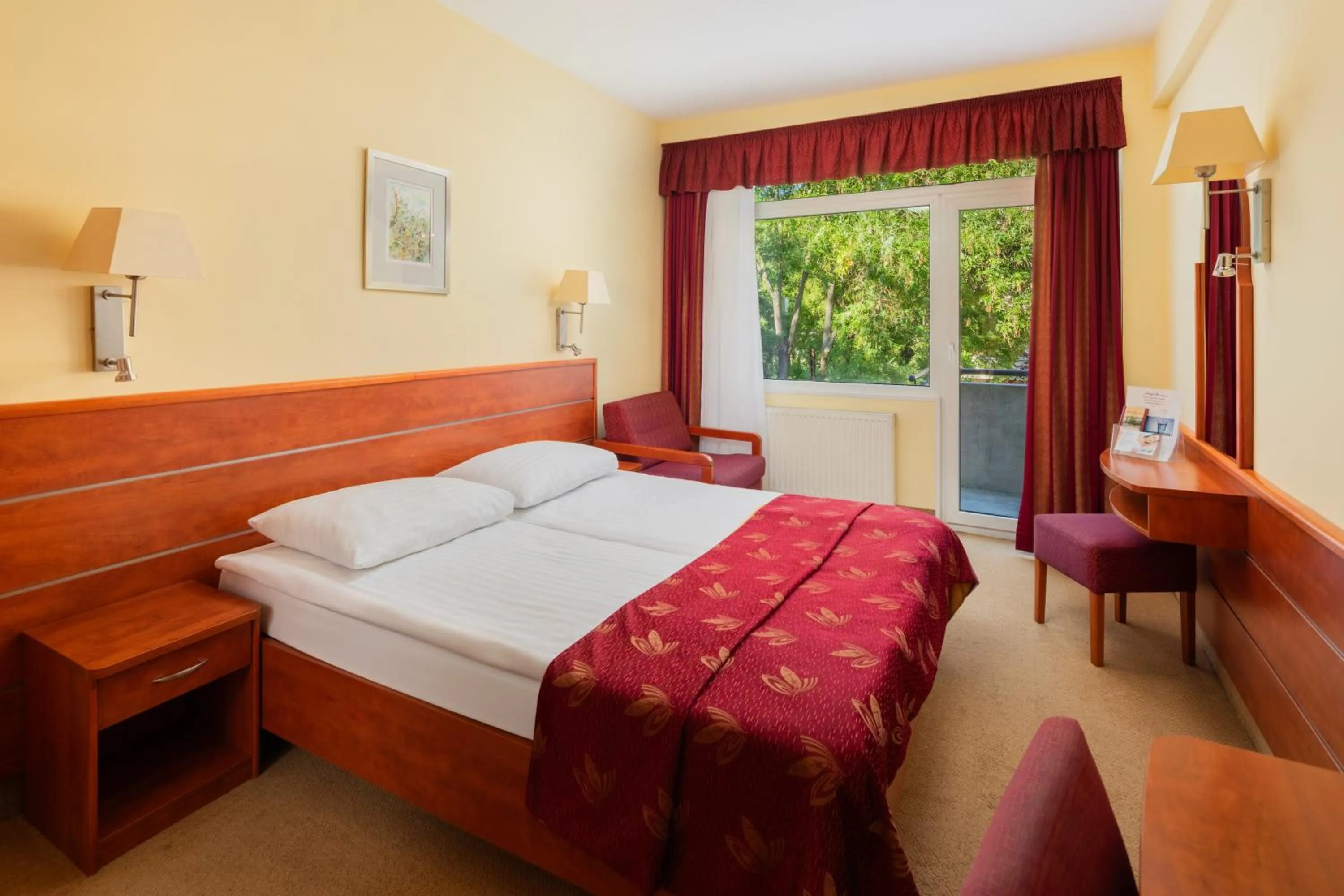 Photo of the whole room, Bed in Benczur Hotel