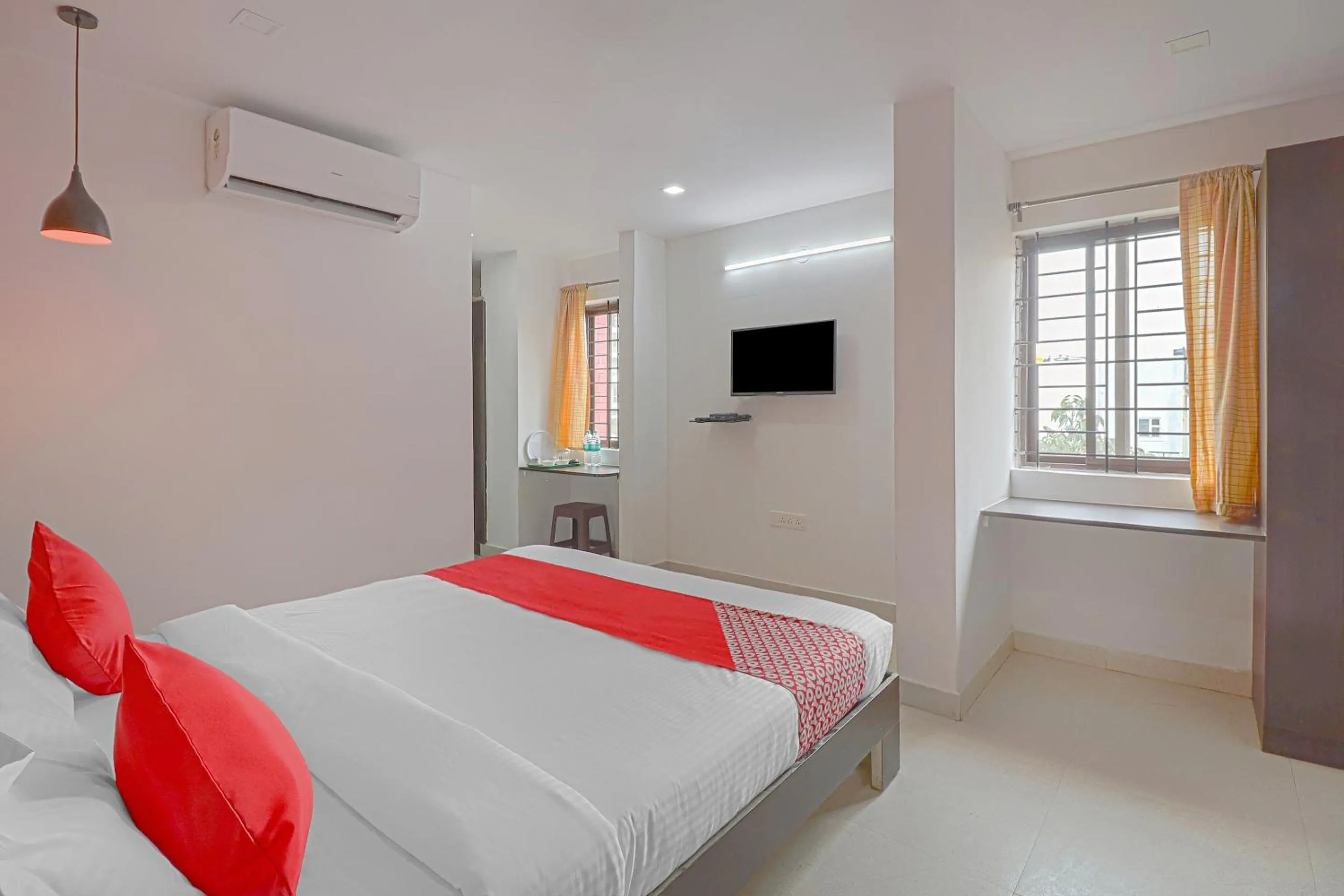 Bedroom, Bed in Hotel O Blooms residency