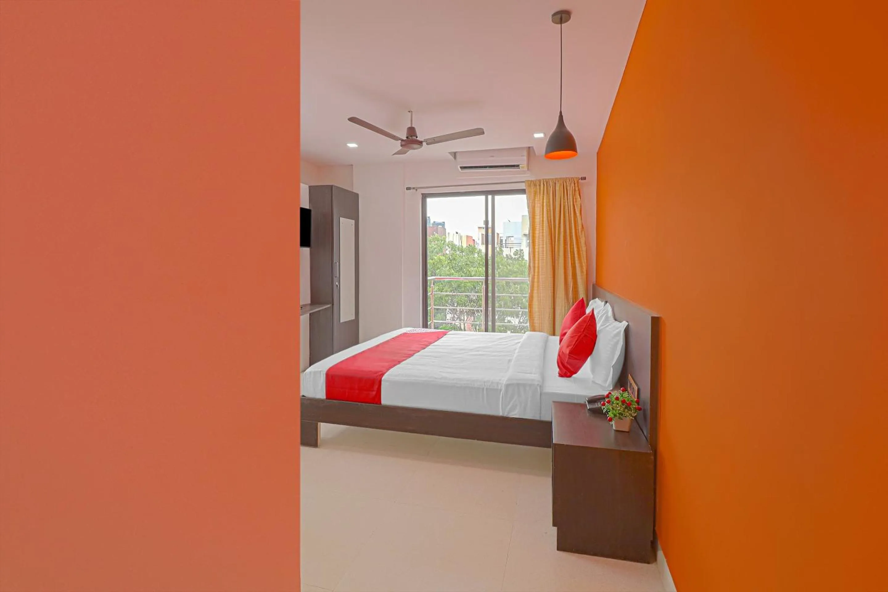 Bedroom, Bed in Hotel O Blooms residency