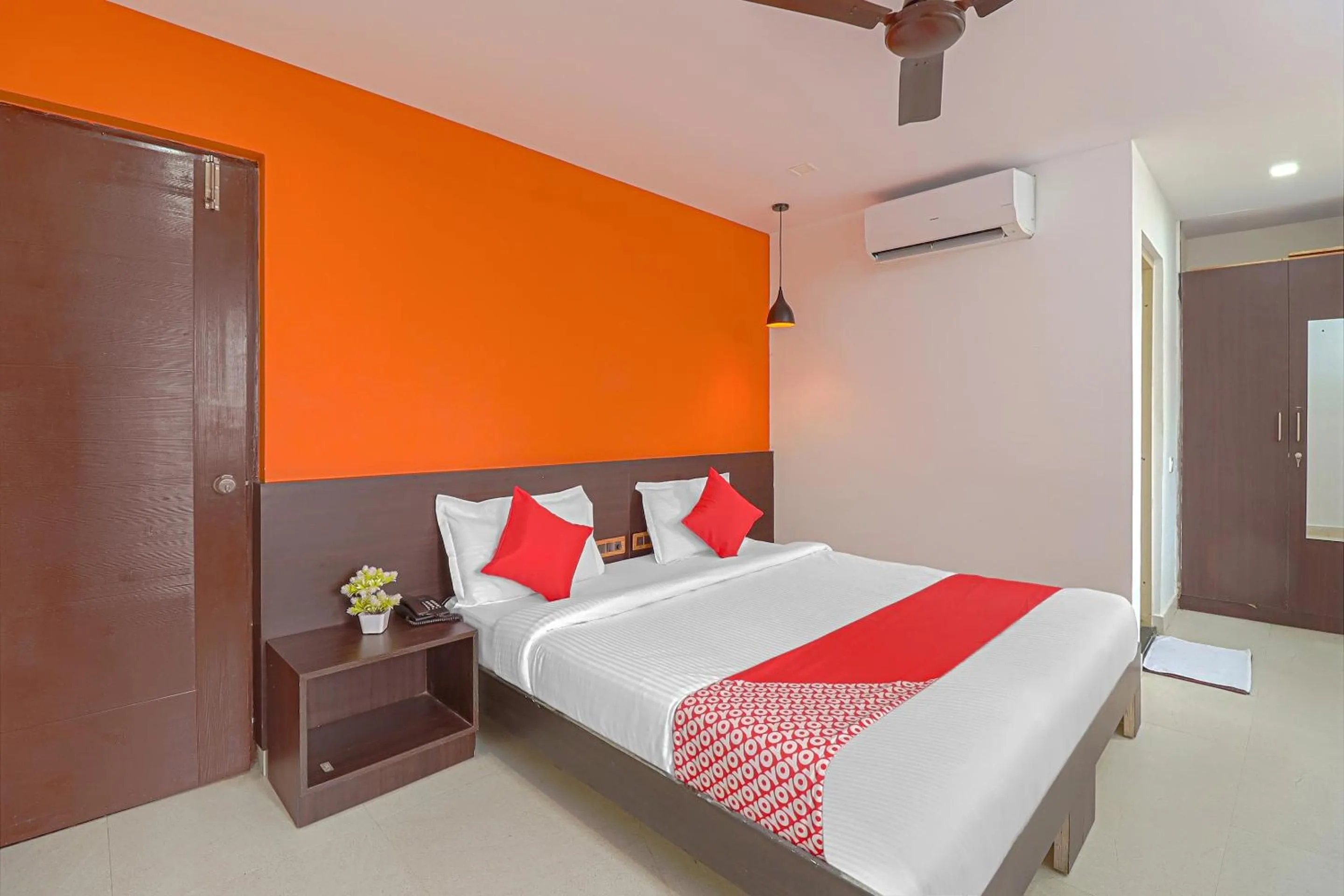 Bedroom, Bed in Hotel O Blooms residency