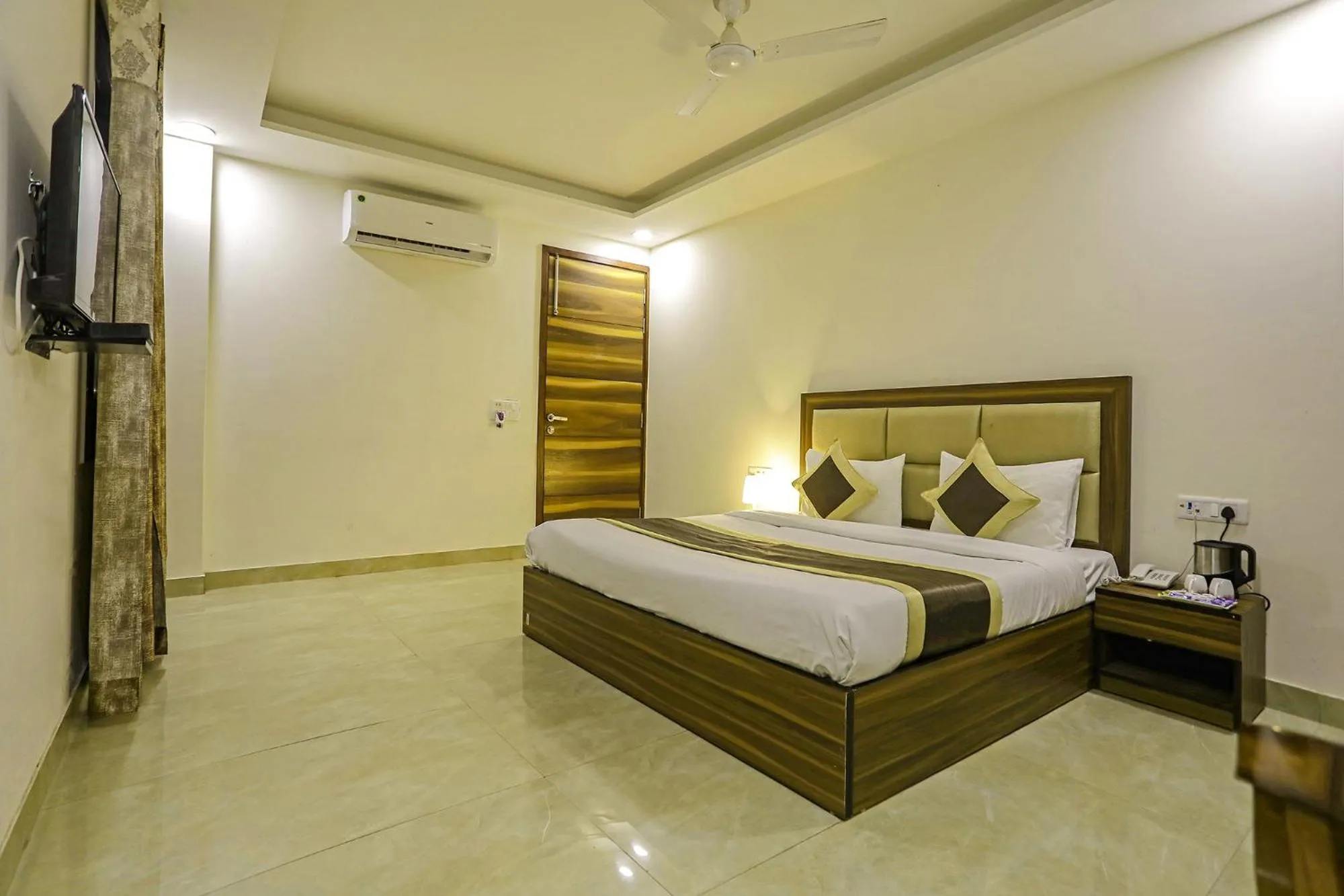 TV and multimedia, Bed in FabHotel White House BNB - Nr Yashobhoomi Convention Centre