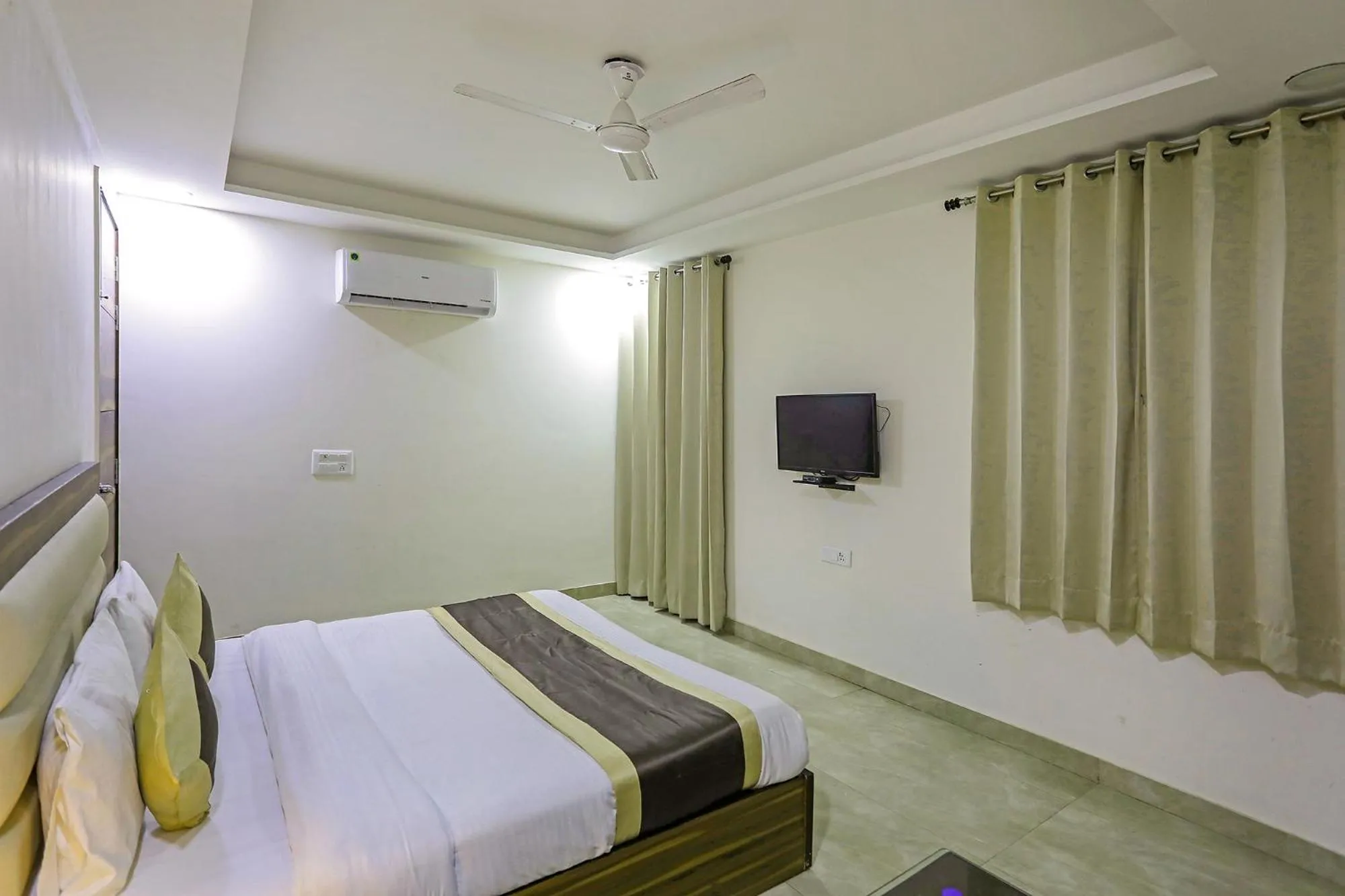 TV and multimedia, Bed in FabHotel White House BNB - Nr Yashobhoomi Convention Centre