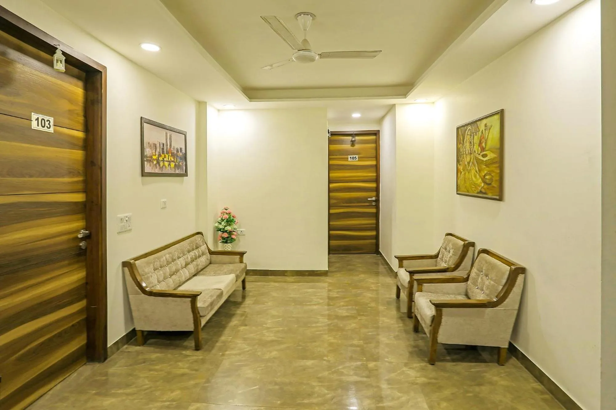 Seating area in FabHotel White House BNB - Nr Yashobhoomi Convention Centre