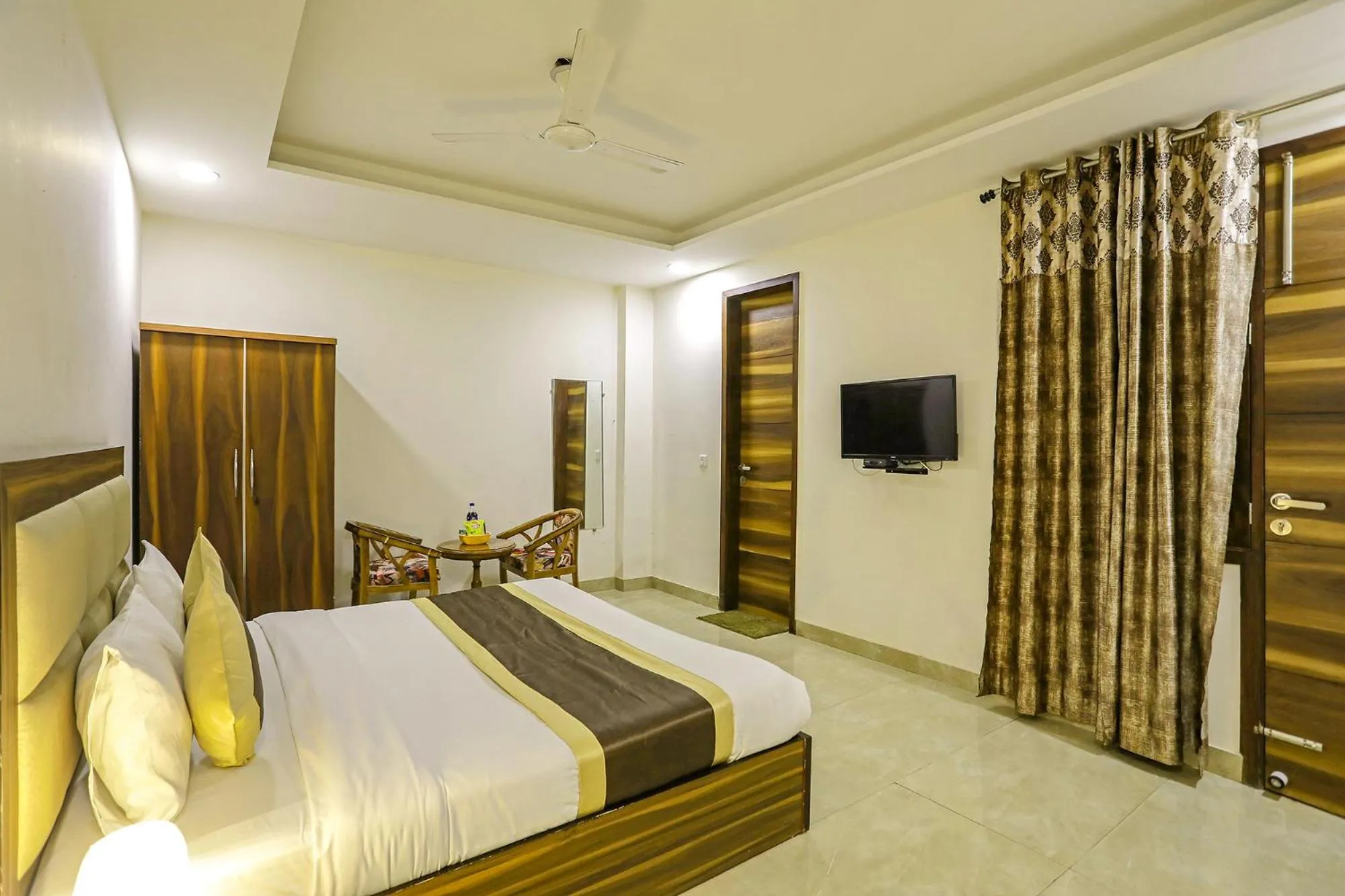 Communal lounge/ TV room, Bed in FabHotel White House BNB - Nr Yashobhoomi Convention Centre