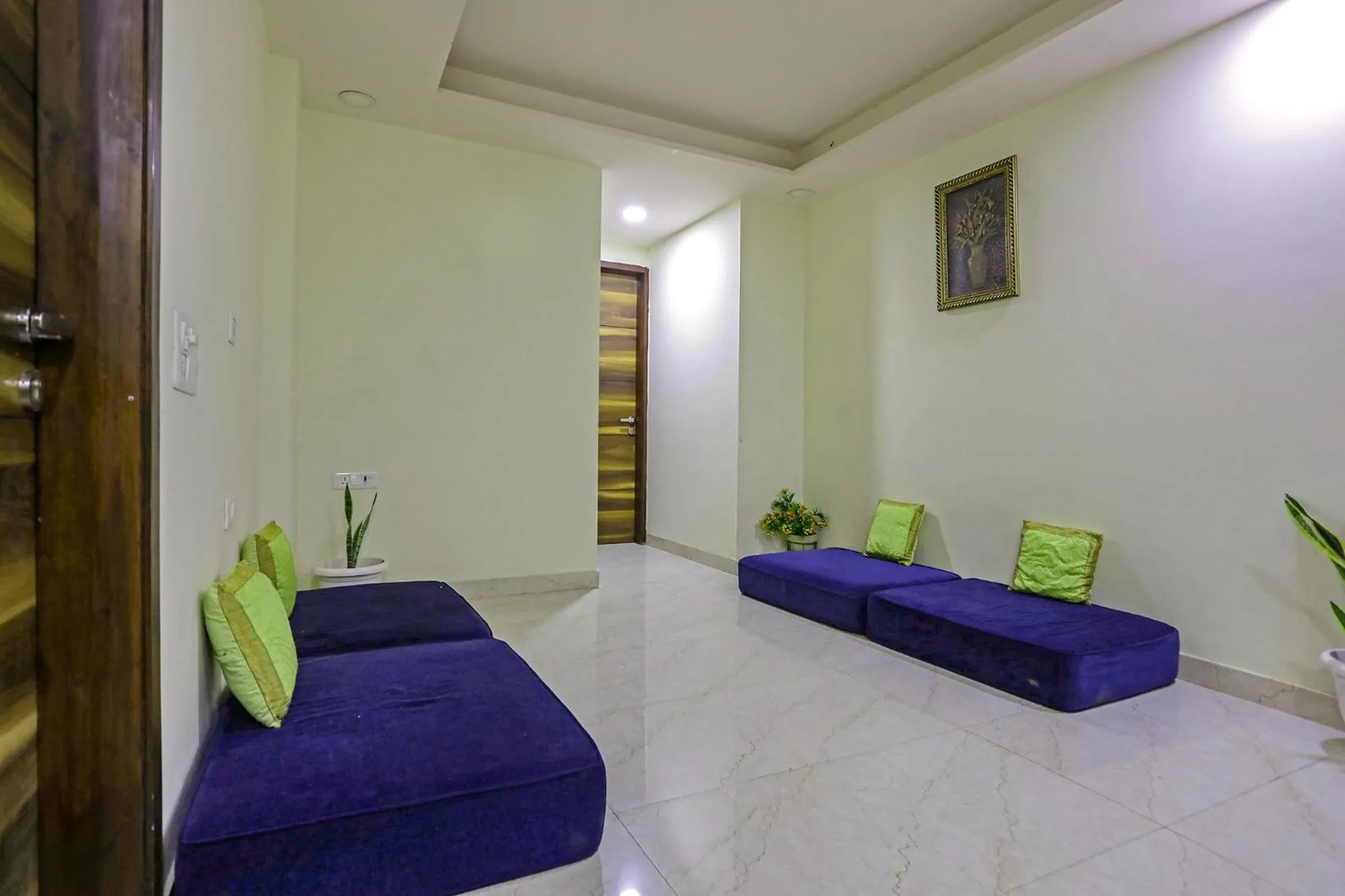 Seating area, Bed in FabHotel White House BNB - Nr Yashobhoomi Convention Centre