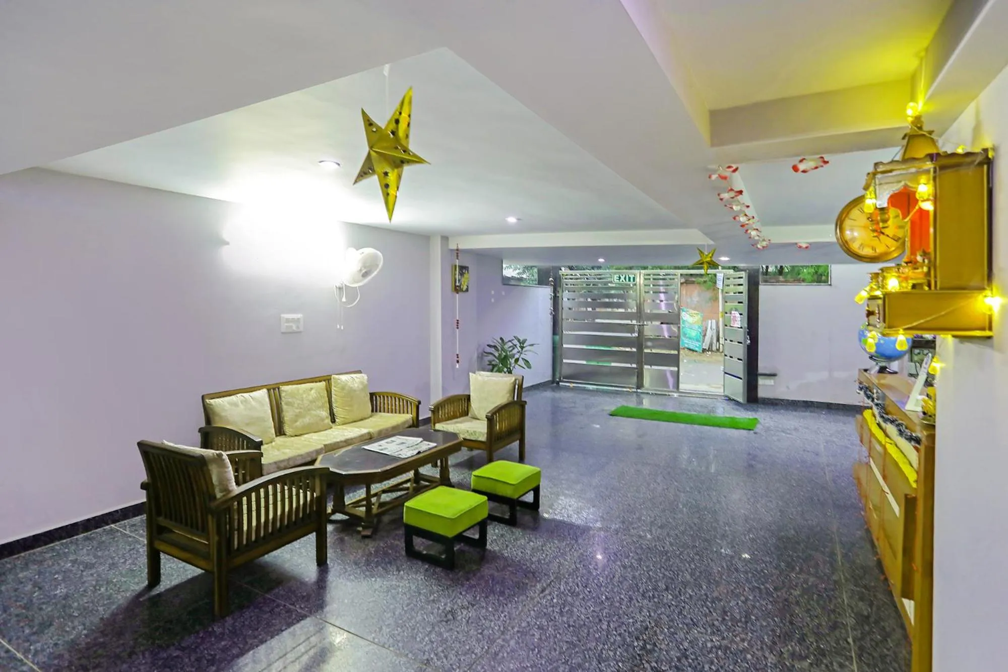 Seating area in FabHotel White House BNB - Nr Yashobhoomi Convention Centre