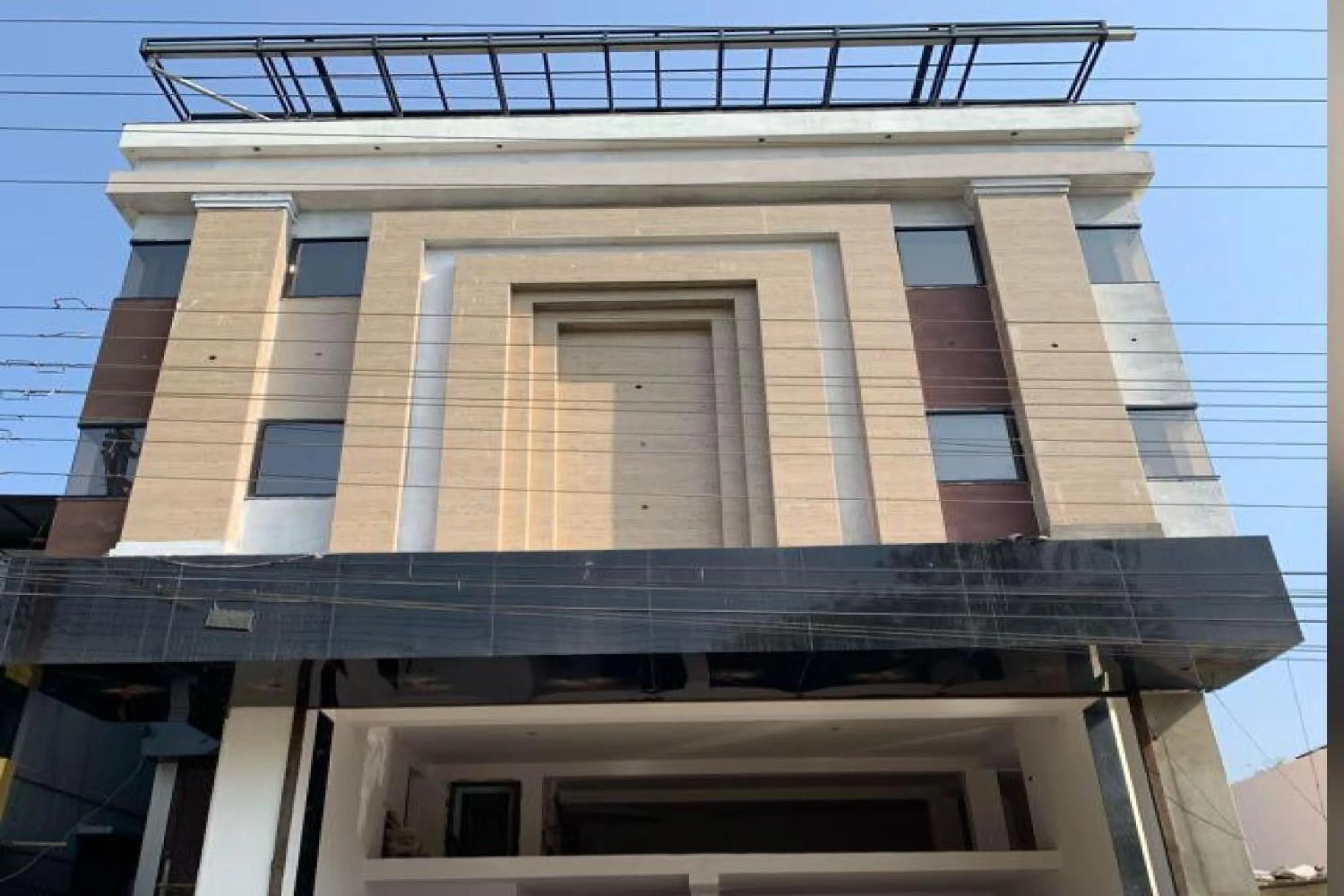 Facade/entrance in Capital O Abri Krishna