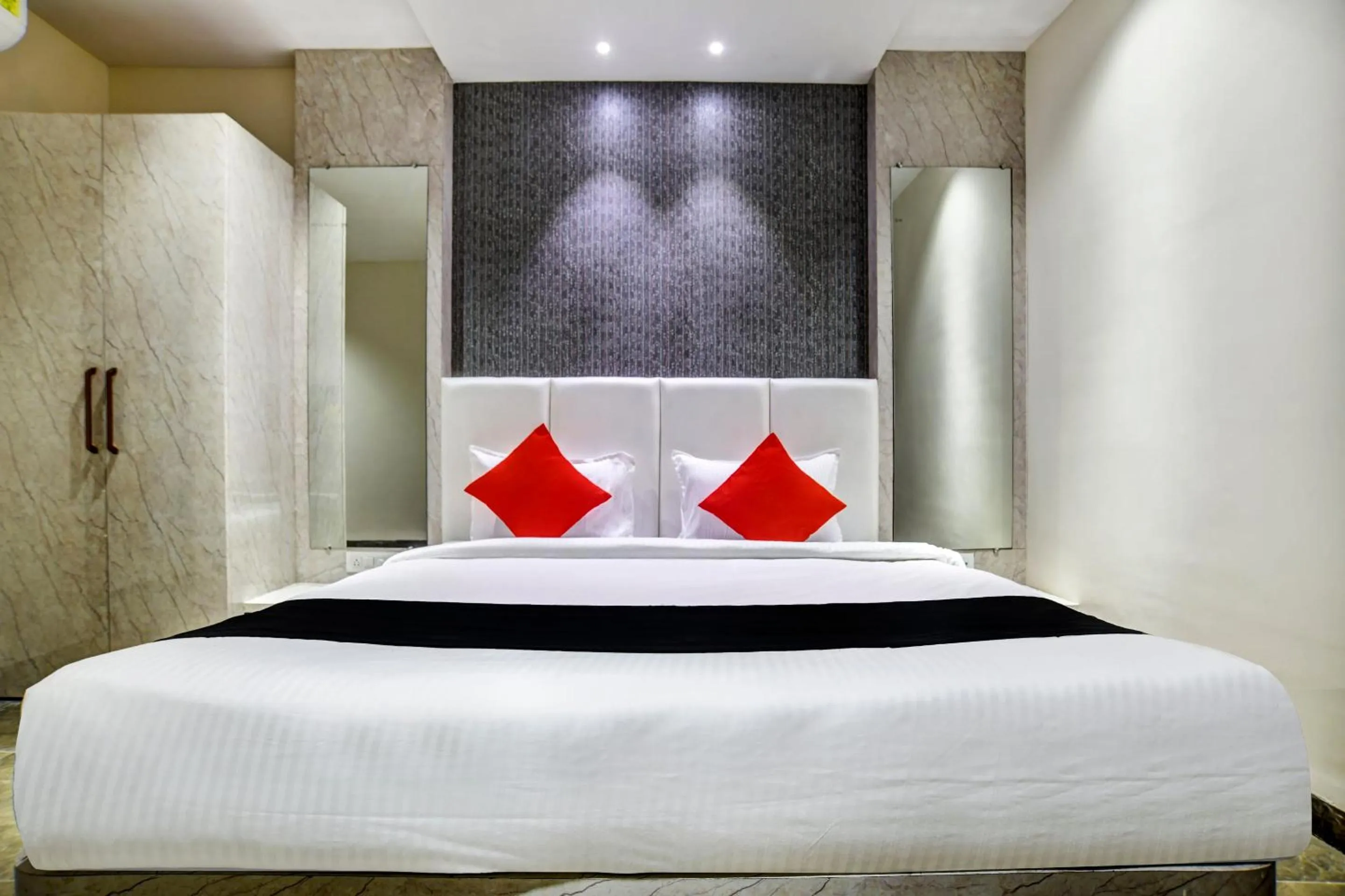 Facade/entrance, Bed in Capital O Abri Krishna