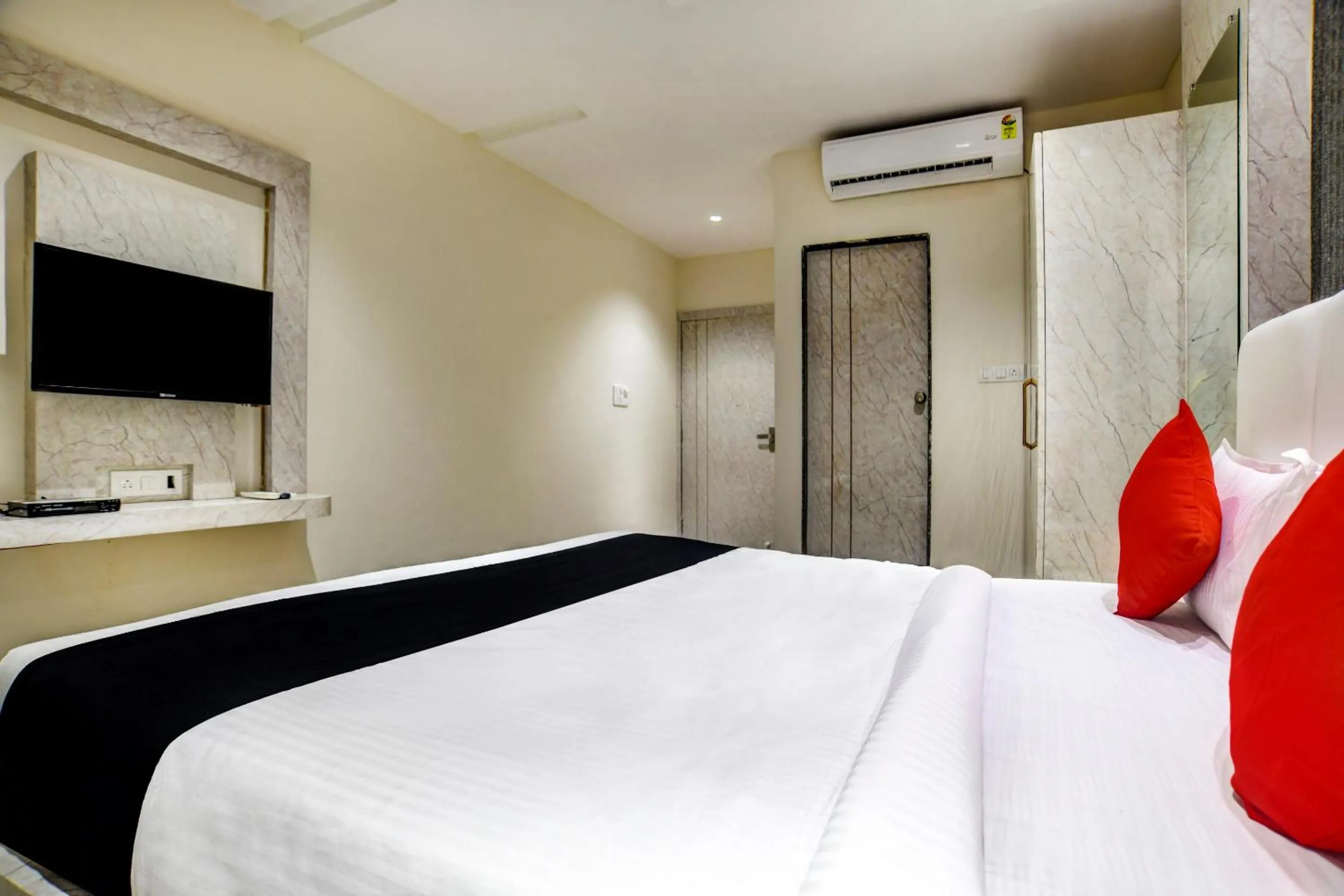 Bedroom, Bed in Capital O Abri Krishna