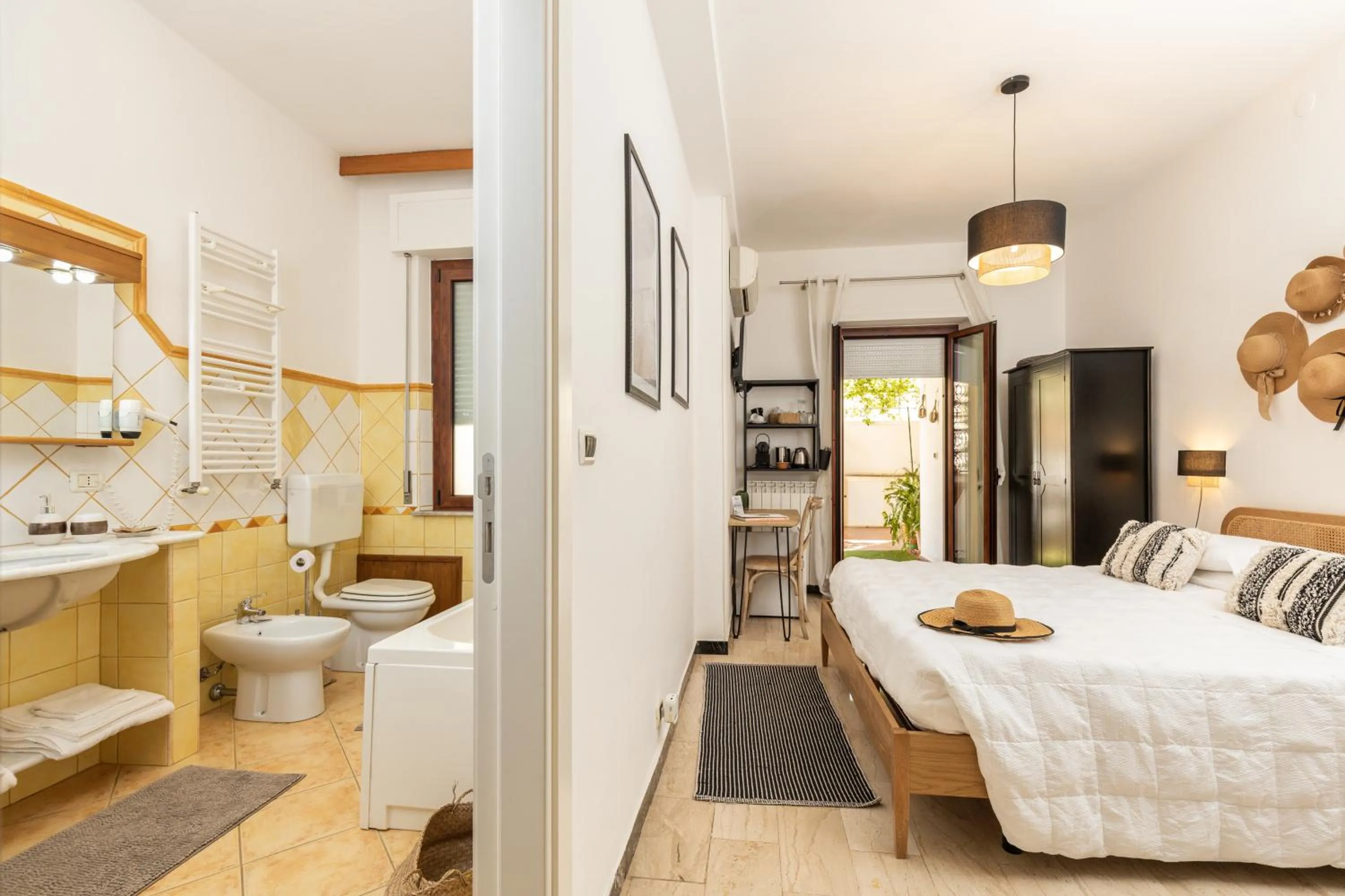 Shower, Bed in B&B Calamoresca