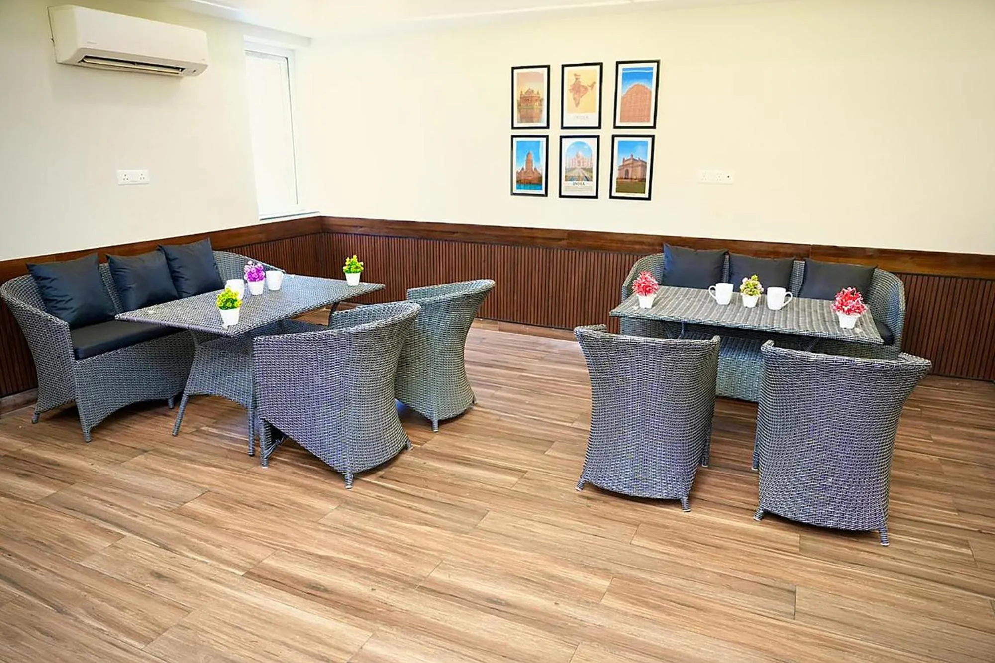 Restaurant/places to eat in FabHotel Kirti Nagar