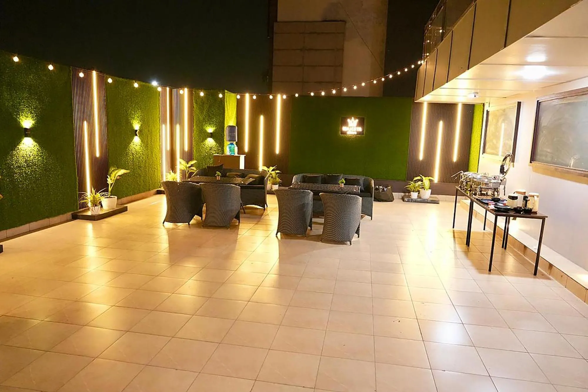 Restaurant/places to eat in FabHotel Kirti Nagar