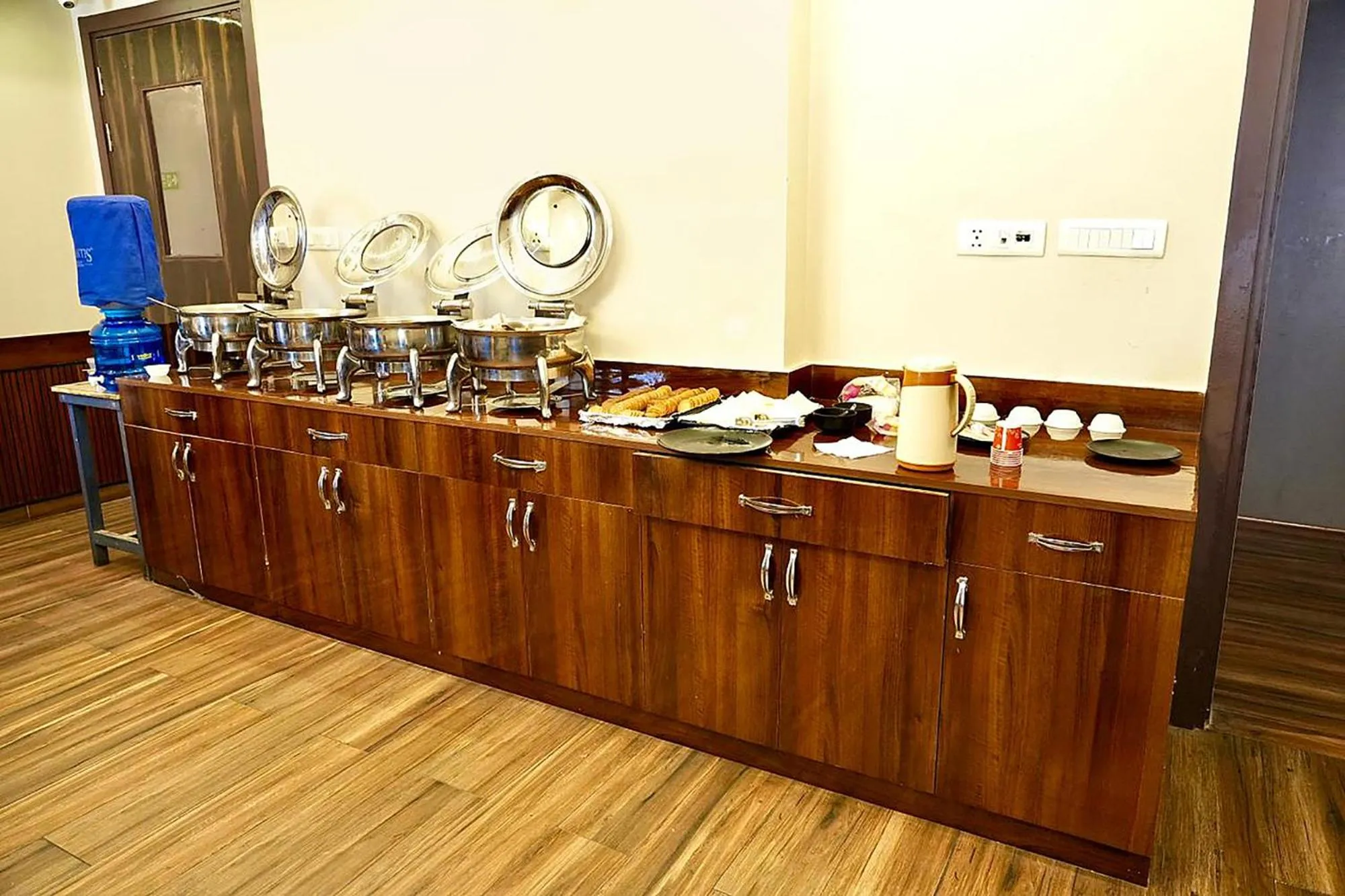 Restaurant/places to eat in FabHotel Kirti Nagar