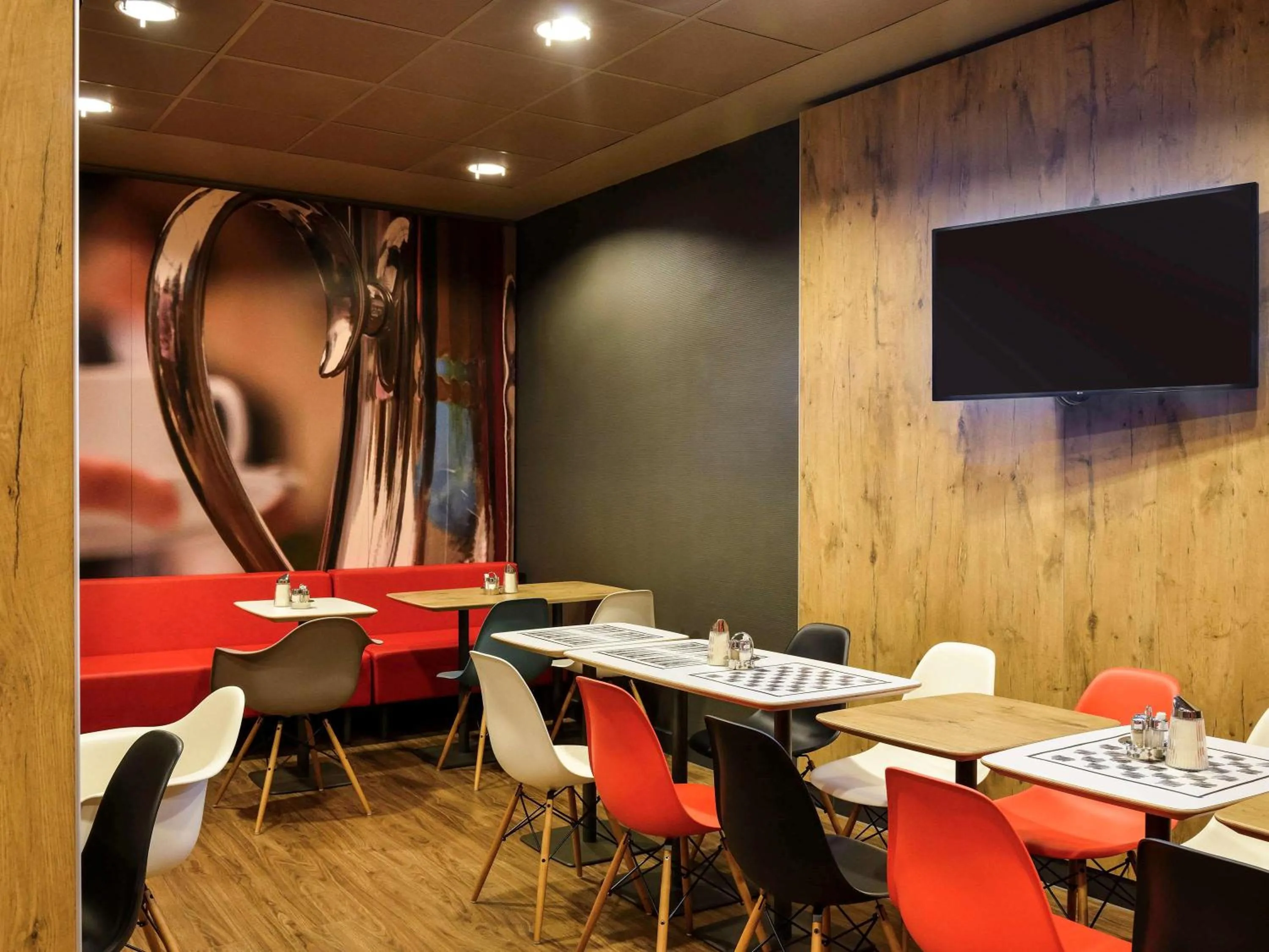 Restaurant/places to eat in Ibis Budapest City