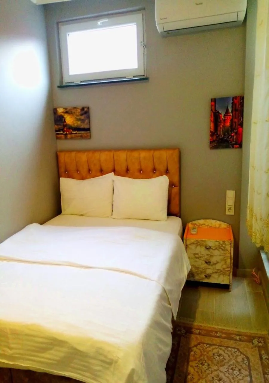 Photo of the whole room, Bed in sultanahmet musıc house