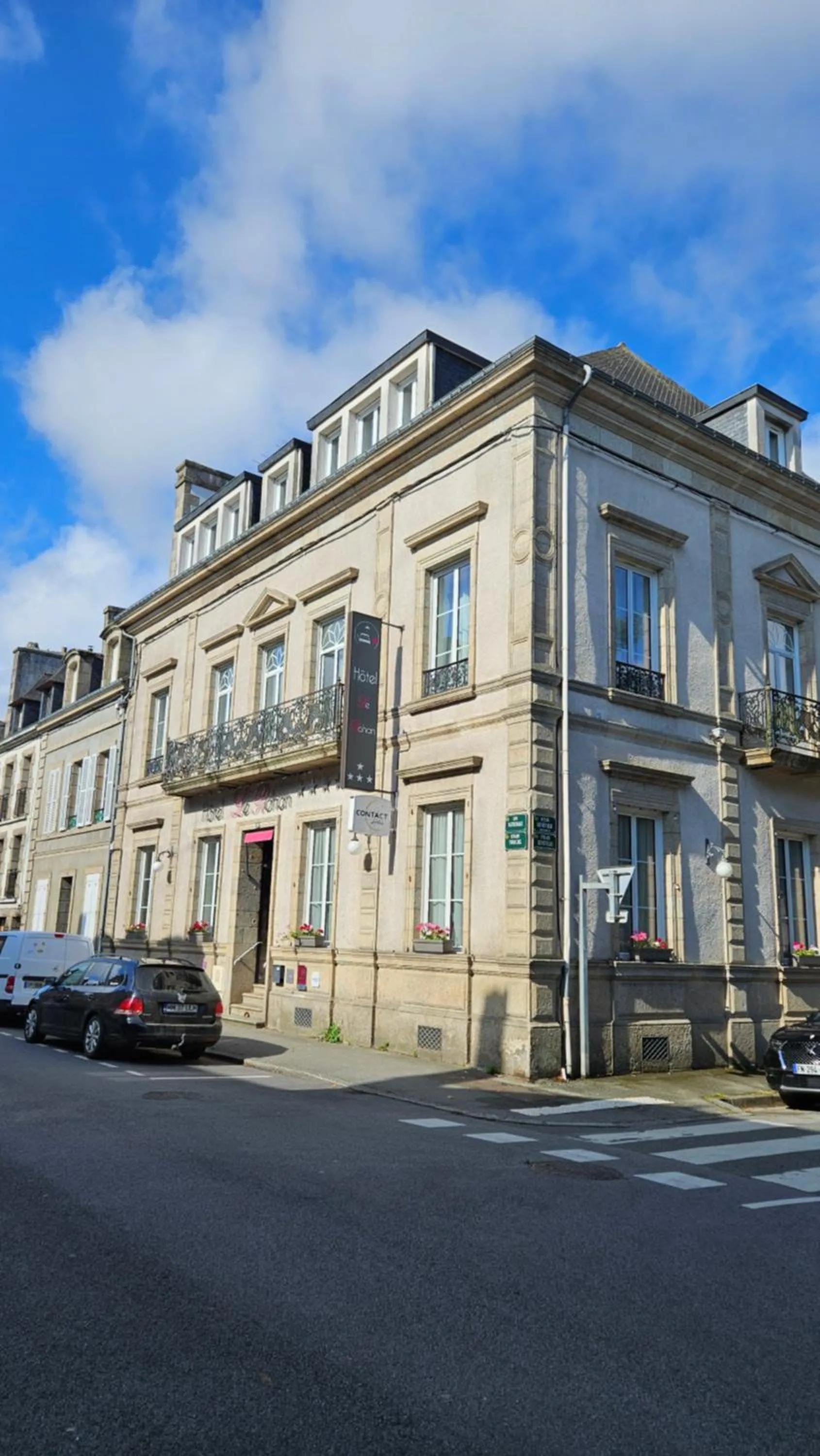 Property building in Hôtel Le Rohan Charme et Caractère