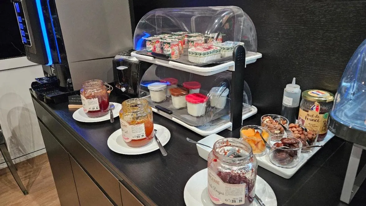 Breakfast in Hôtel Le Rohan Charme et Caractère