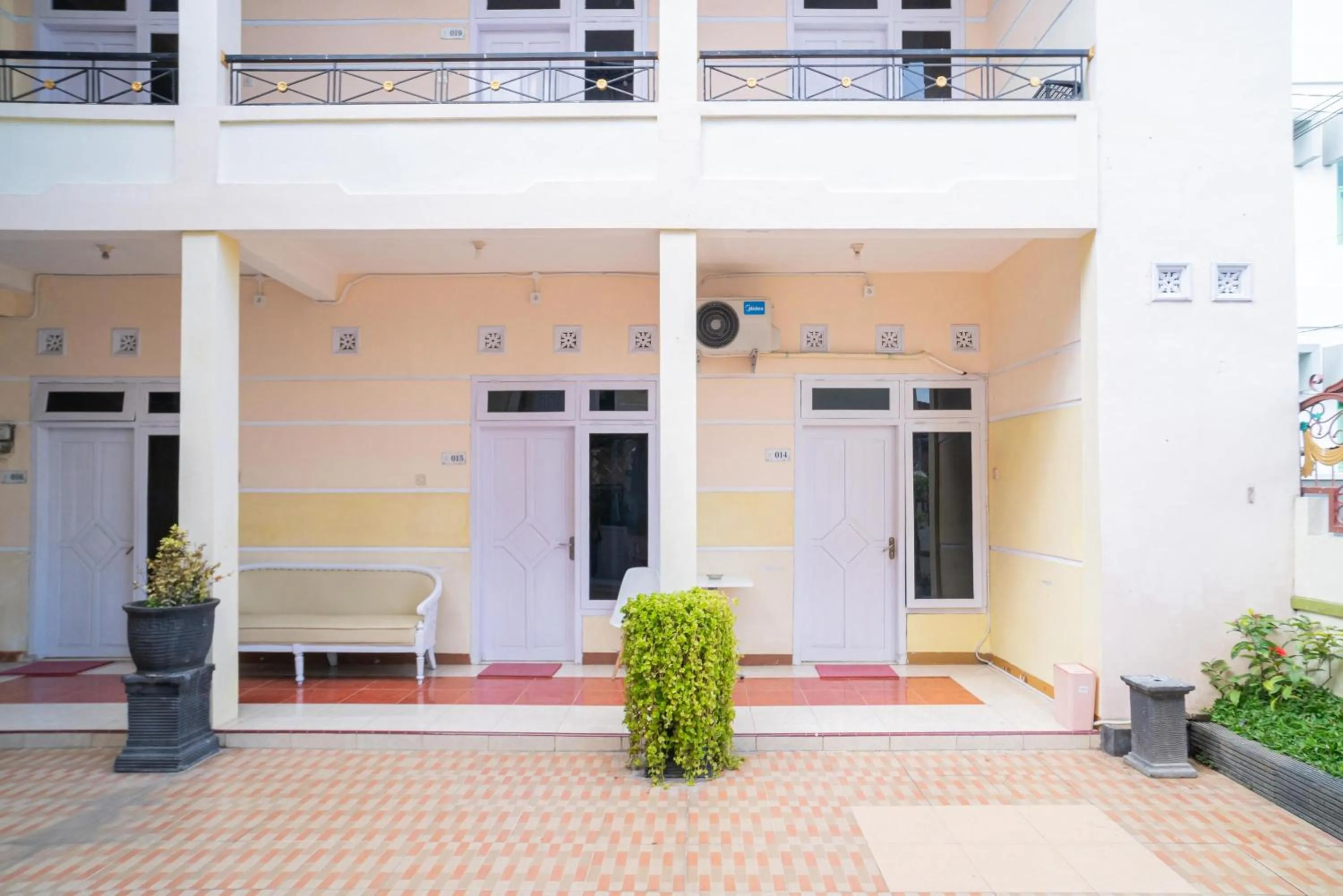 Property building in RedDoorz Syariah at Aura Homestay