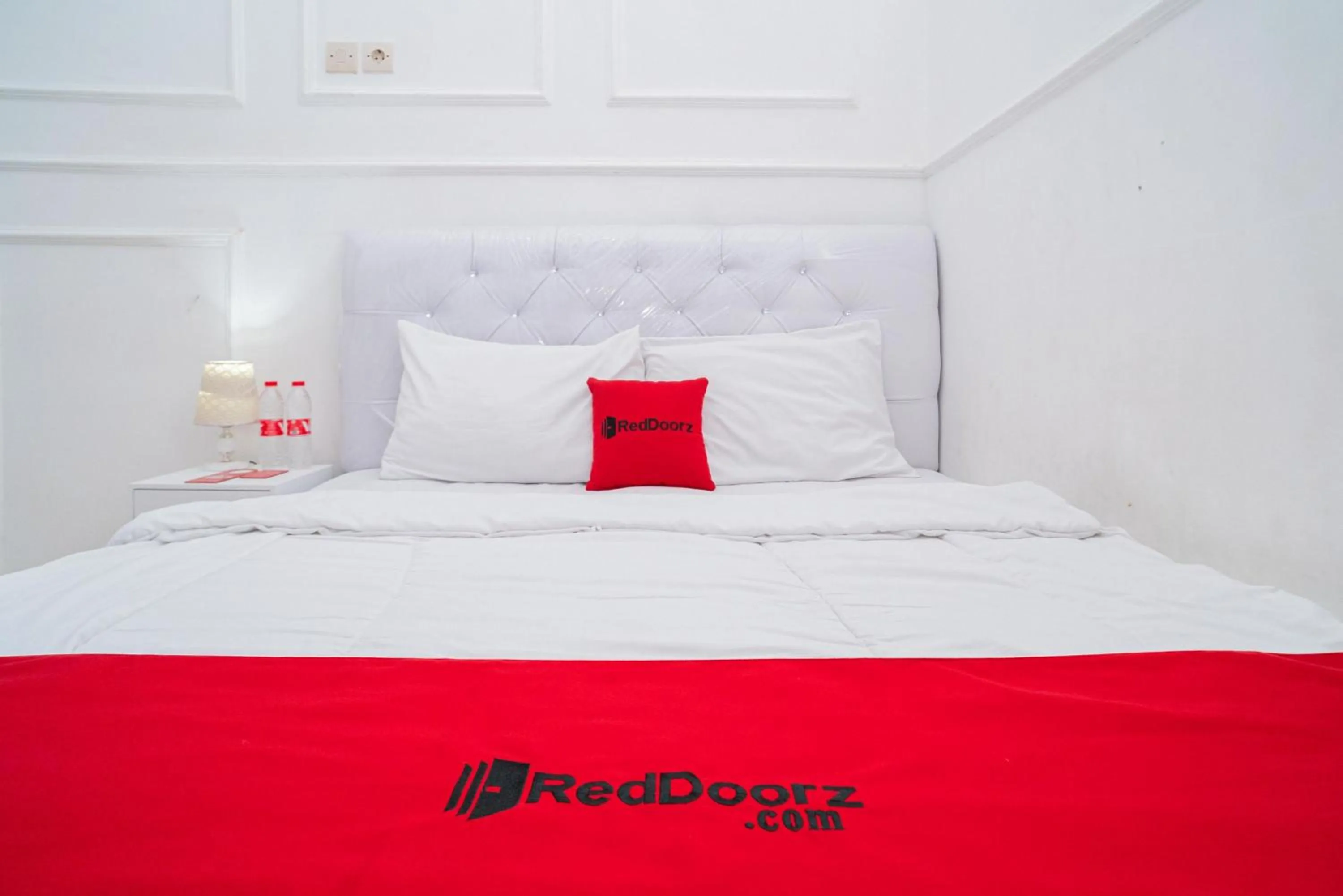 Bedroom, Bed in RedDoorz Syariah at Aura Homestay